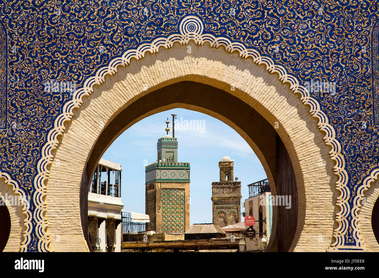 Das Leben auf der Straße. Bab Bou Jeloud Tor, Haupteingang Souk Medina von Fes, Fes el Bali. Marokko, Maghreb Nordafrika Stockfoto