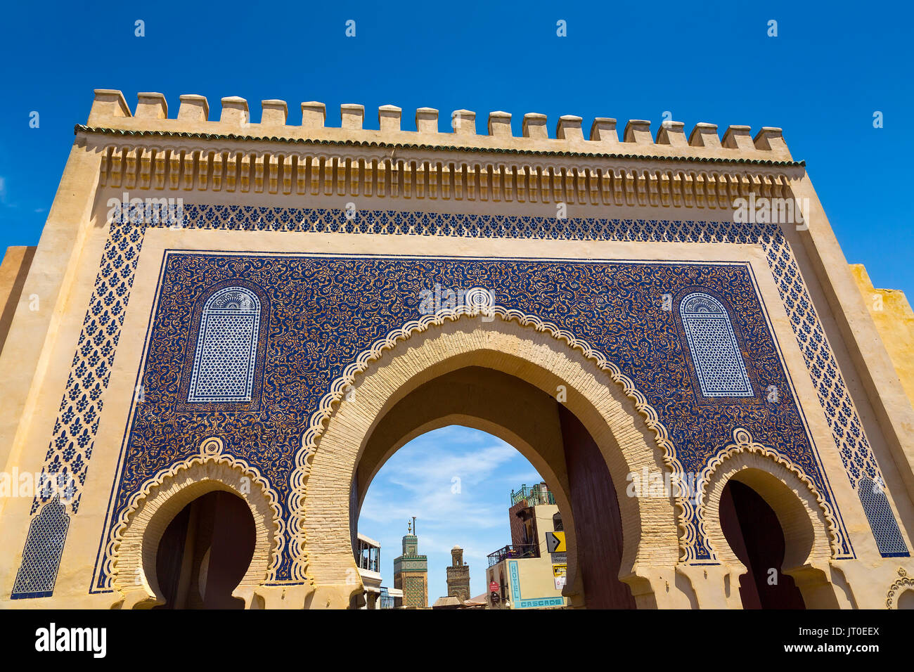 Das Leben auf der Straße. Bab Bou Jeloud Tor, Haupteingang Souk Medina von Fes, Fes el Bali. Marokko, Maghreb Nordafrika Stockfoto
