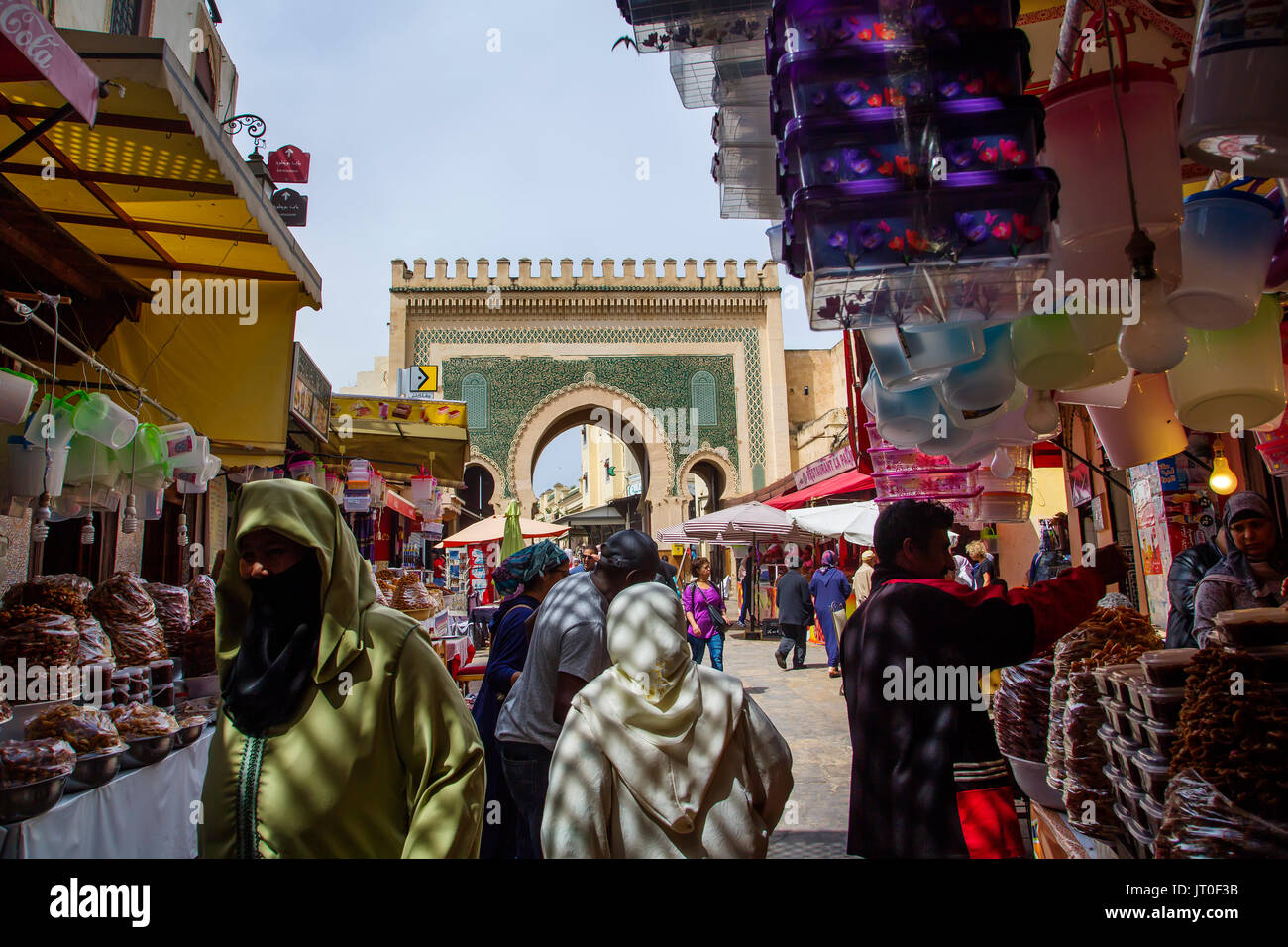 Das Leben auf der Straße. Bab Bou Jeloud Tor, Haupteingang Souk Medina von Fes, Fes el Bali. Marokko, Maghreb Nordafrika Stockfoto