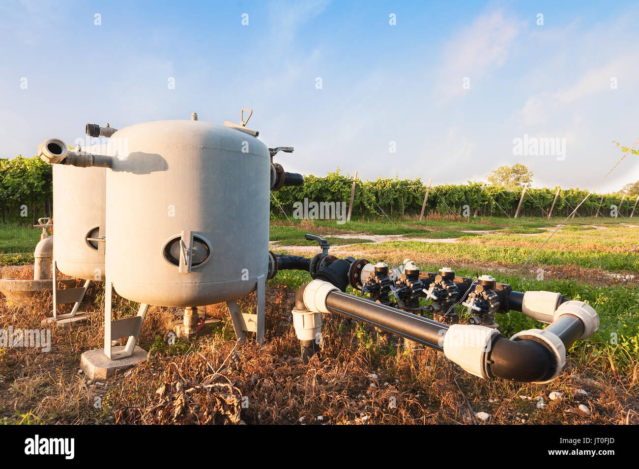 Das Bewässerungssystem im Weinberg Stockfoto