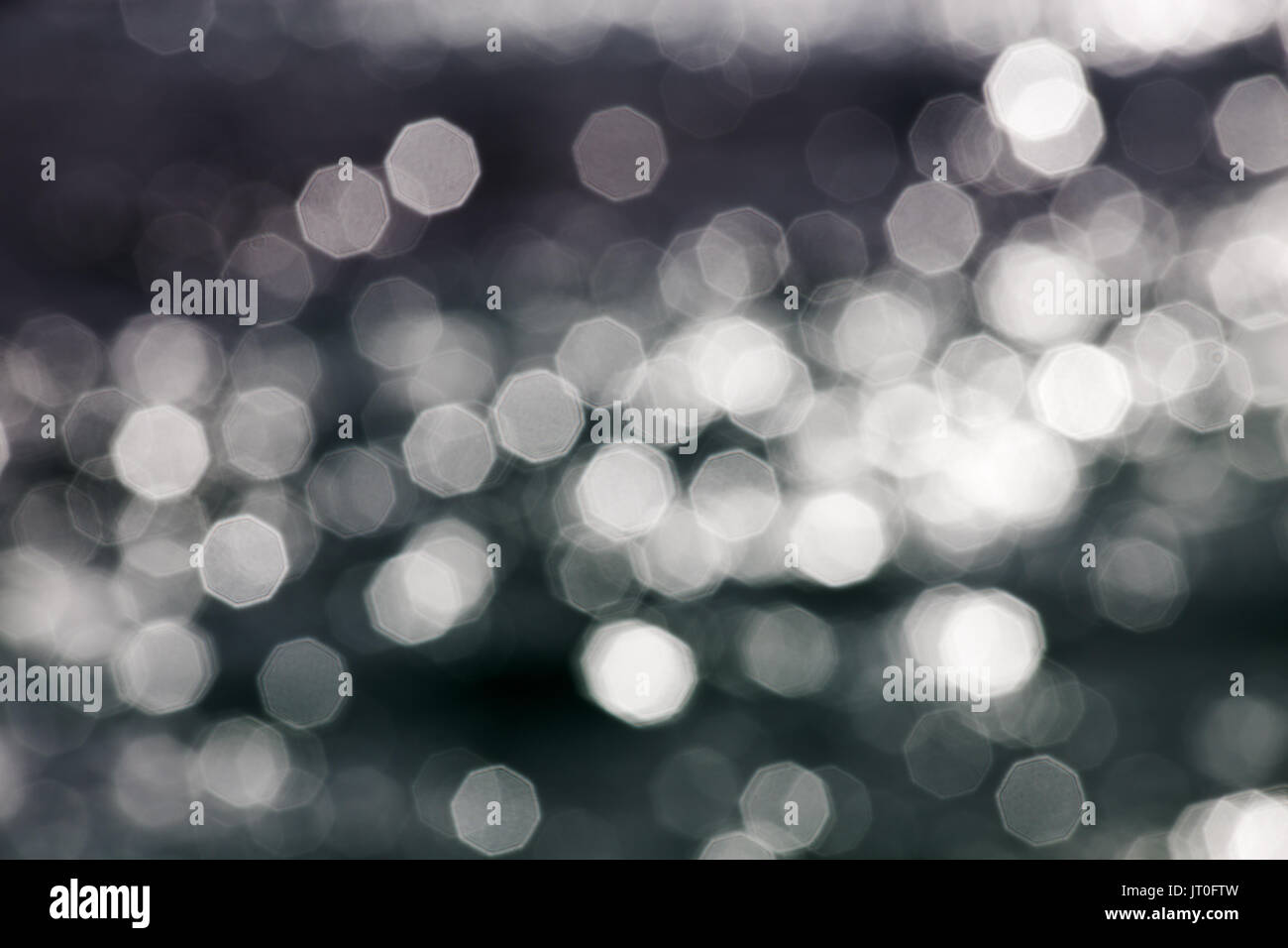 Abstrakte kreativen Hintergrund von Aperture sun Sterne Reflexion einer schimmernden Meer Oberfläche in hellen Sommer Licht. Stockfoto