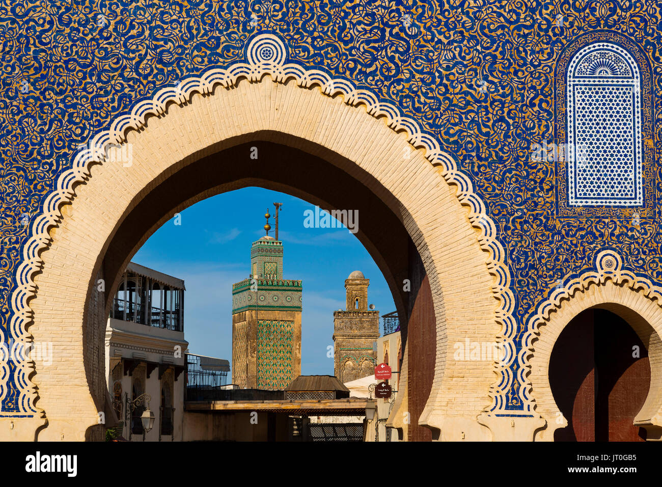 Das Leben auf der Straße. Bab Bou Jeloud Tor, Haupteingang Souk Medina von Fes, Fes el Bali. Marokko, Maghreb Nordafrika Stockfoto