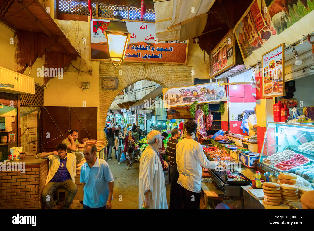 Das Leben auf der Straße. Souk Medina von Fes, Fes el Bali. Marokko, Maghreb Nordafrika Stockfoto