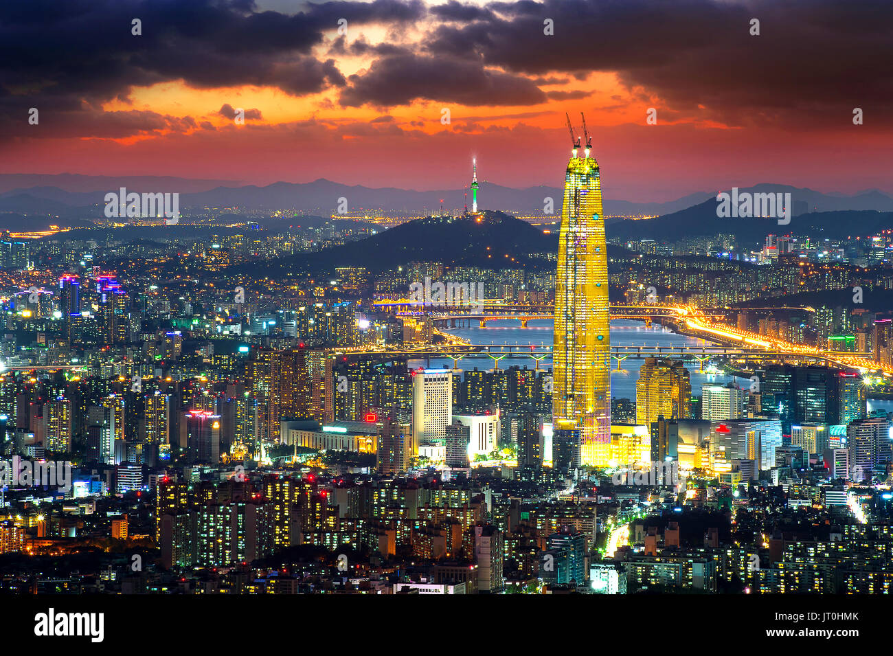 Südkorea Skyline von Seoul, den besten Blick auf Südkorea mit Lotte World Mall bei Namhansanseong Festung. Stockfoto
