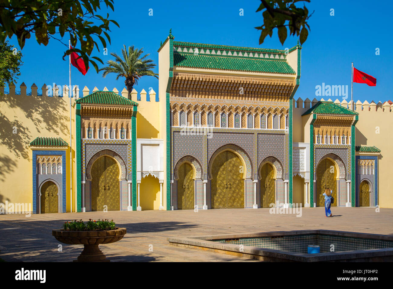 Dar El Makhzen Royal Palace von Place des Alaouiten mit Messing Türen, modernen Stadt von Fes, Fes el Bali. Marokko, Maghreb Nordafrika Stockfoto