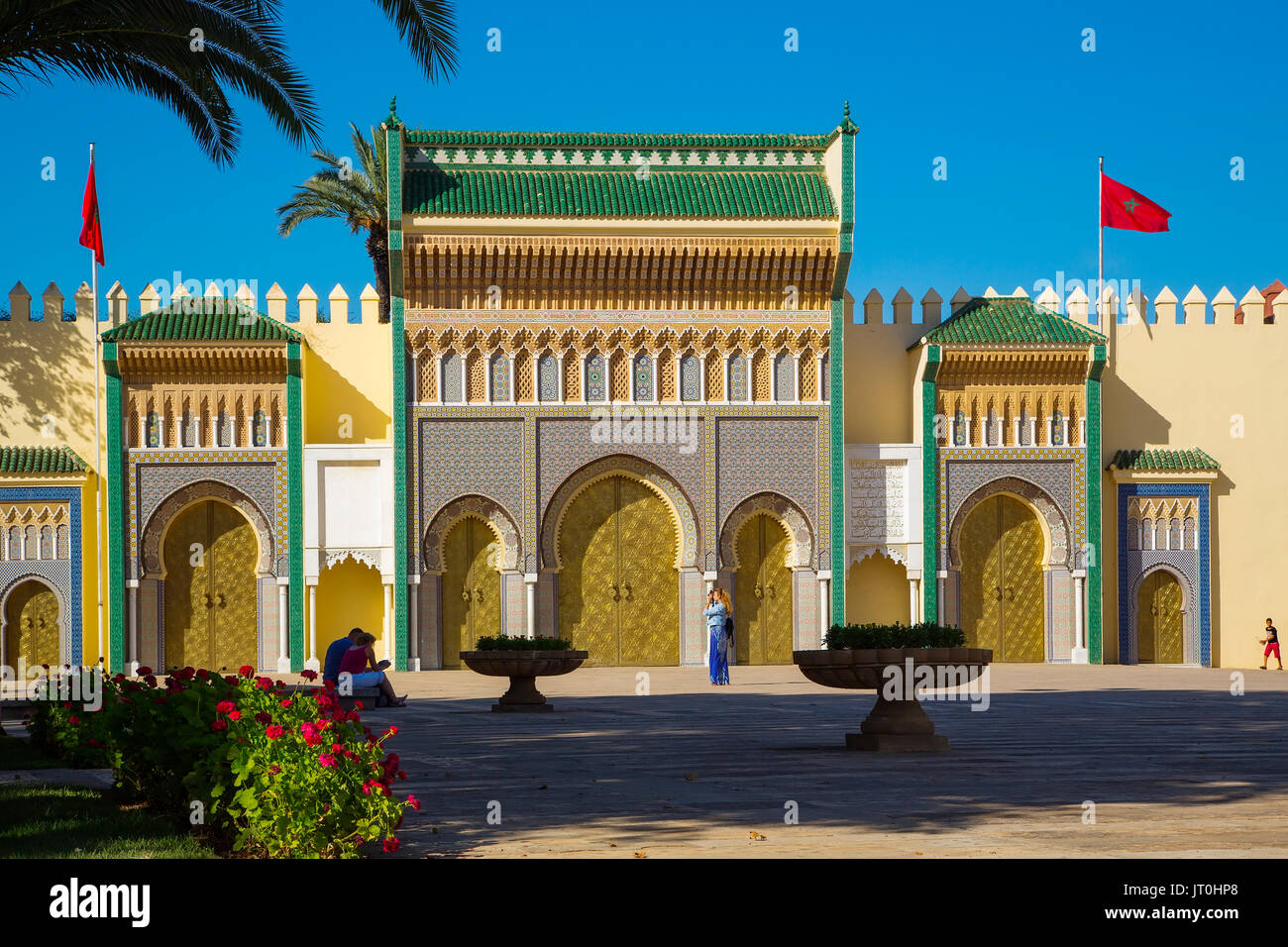 Dar El Makhzen Royal Palace von Place des Alaouiten mit Messing Türen, modernen Stadt von Fes, Fes el Bali. Marokko, Maghreb Nordafrika Stockfoto