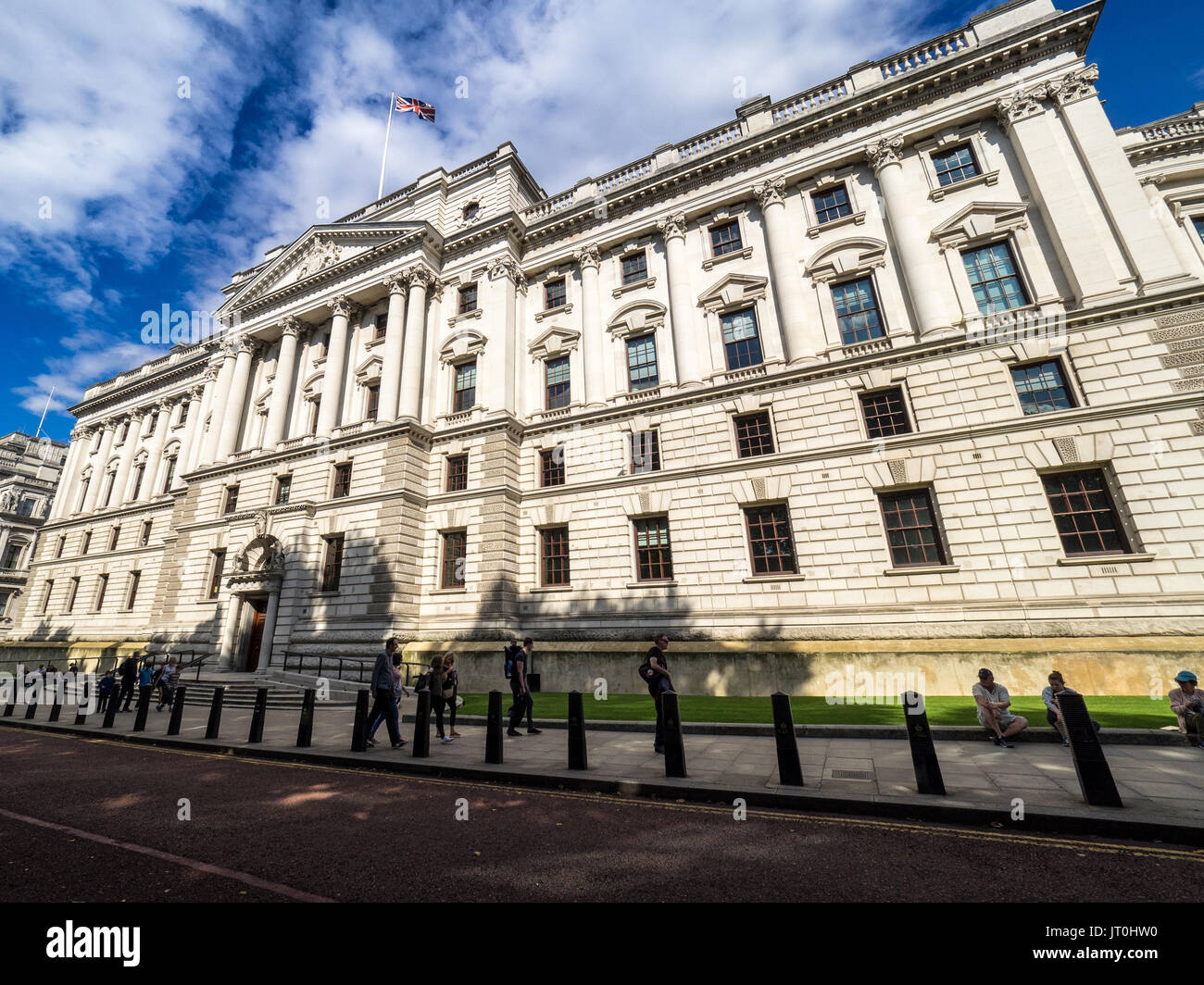 HM Treasury Office in Horse Guards Road, Westminster, London, Großbritannien. Das Finanzministerium steuert und koordiniert die britische Regierung die Ausgaben Stockfoto