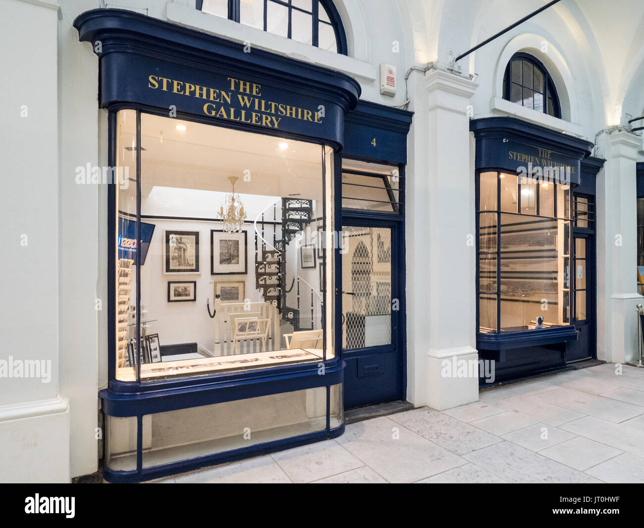 Die Stephen Wiltshire Gallery in Royal Opera Arcade, St. James's, London, Großbritannien. Stephen ist bekannt für seine detaillierten Stadtbild Zeichnungen bekannt. Stockfoto