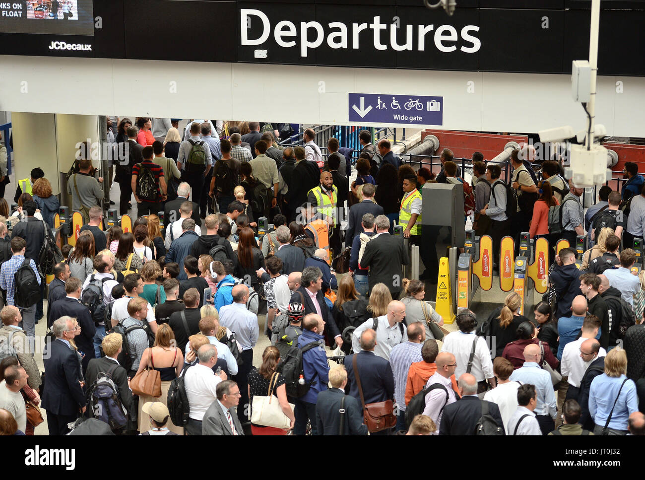 Passagiere und Pendler am Bahnhof Waterloo in London als engineering-Arbeit setzt sich in eine Generalüberholung der Reise-Hub. Stockfoto