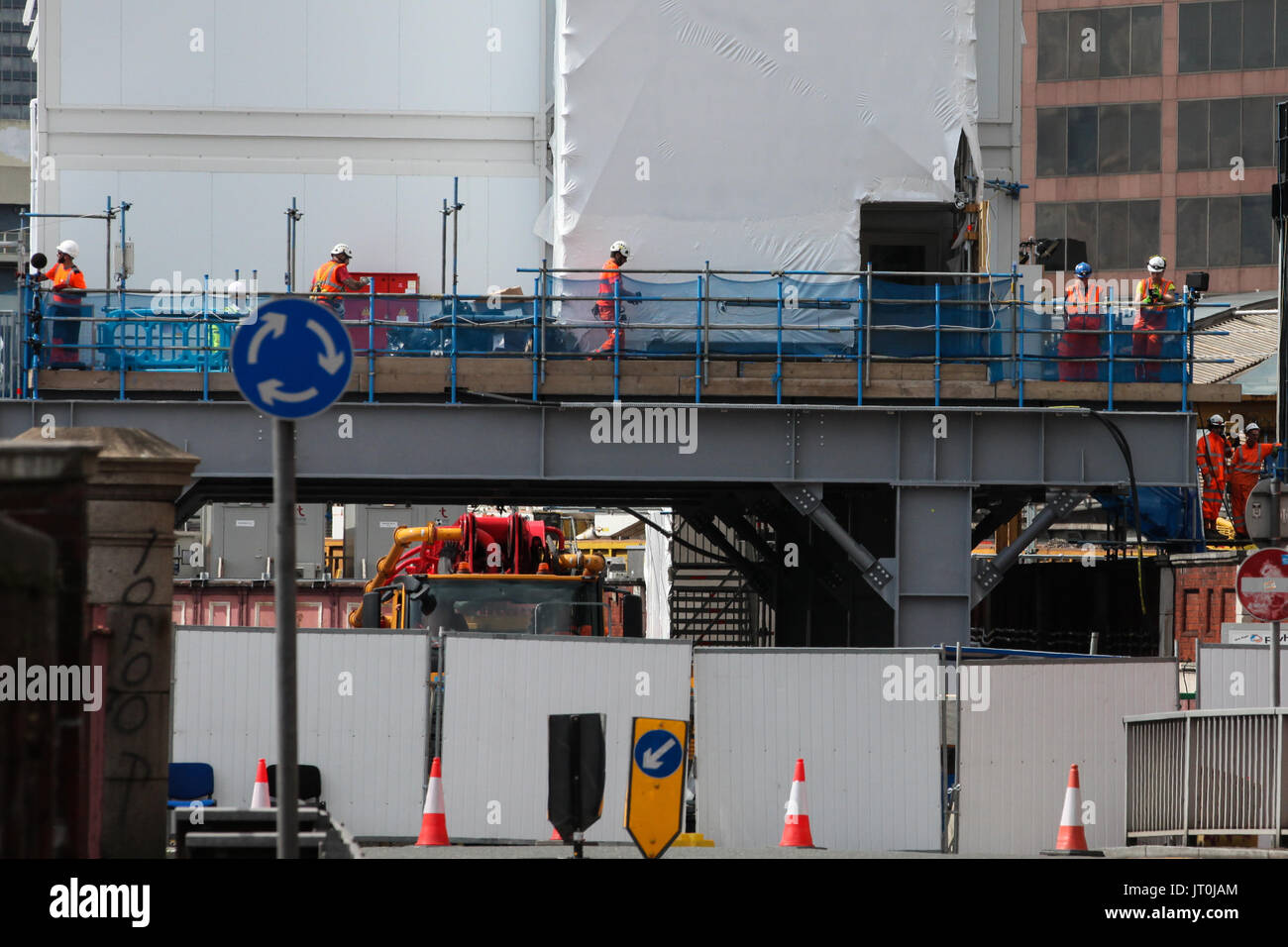 London, UK. 6. August 2017. Wessex Kapazität Allianz Mitarbeiter arbeiten auf ein Hauptaufsteigen zum Bahnhof Waterloo, Großbritanniens verkehrsreichsten Bahnhof rund 270.000 Kunden pro Tag. Die Arbeit erfordert die Schließung von zehn Plattformen damit vier Plattformen für größere Züge verlängert werden kann und wird voraussichtlich am 28. August abgeschlossen sein. Bildnachweis: Mark Kerrison/Alamy Live-Nachrichten Stockfoto