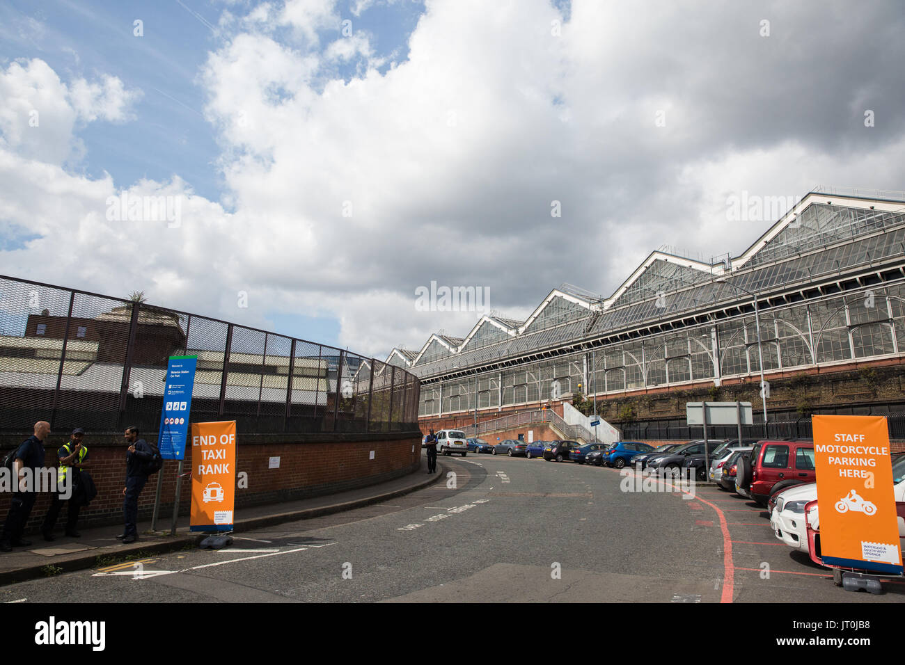 London, UK. 6. August 2017. Maßnahmen außerhalb der Waterloo Station, Großbritanniens verkehrsreichste Bahnhof rund 270.000 Kunden pro Tag, während Upgrade Hauptwerke verlangt die Schließung von zehn Plattformen damit vier Plattformen für größere Züge verlängert werden kann. Die Upgrade arbeiten werden voraussichtlich am 28. August abgeschlossen sein. Bildnachweis: Mark Kerrison/Alamy Live-Nachrichten Stockfoto