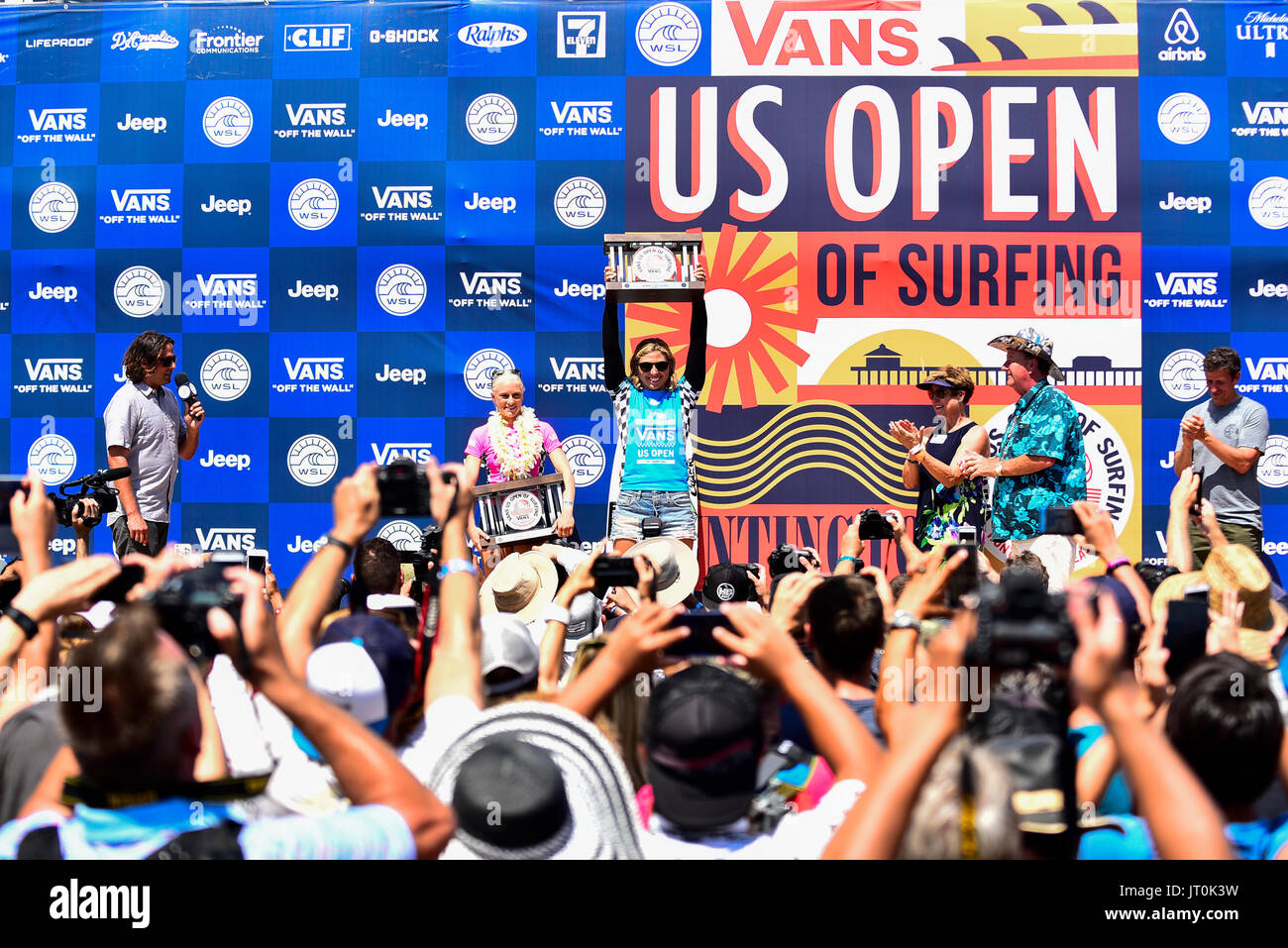 Huntington Beach, FL, USA. 6. August 2017. Salbei Erickson (USA) gewinnt ihre erste WSL CT endgültiges Zuhause in Kalifornien an den 2017 VANS uns Open of Surfing in Huntington Beach, CA. Credit: Benjamin Ginsberg/Alamy Live News. Stockfoto