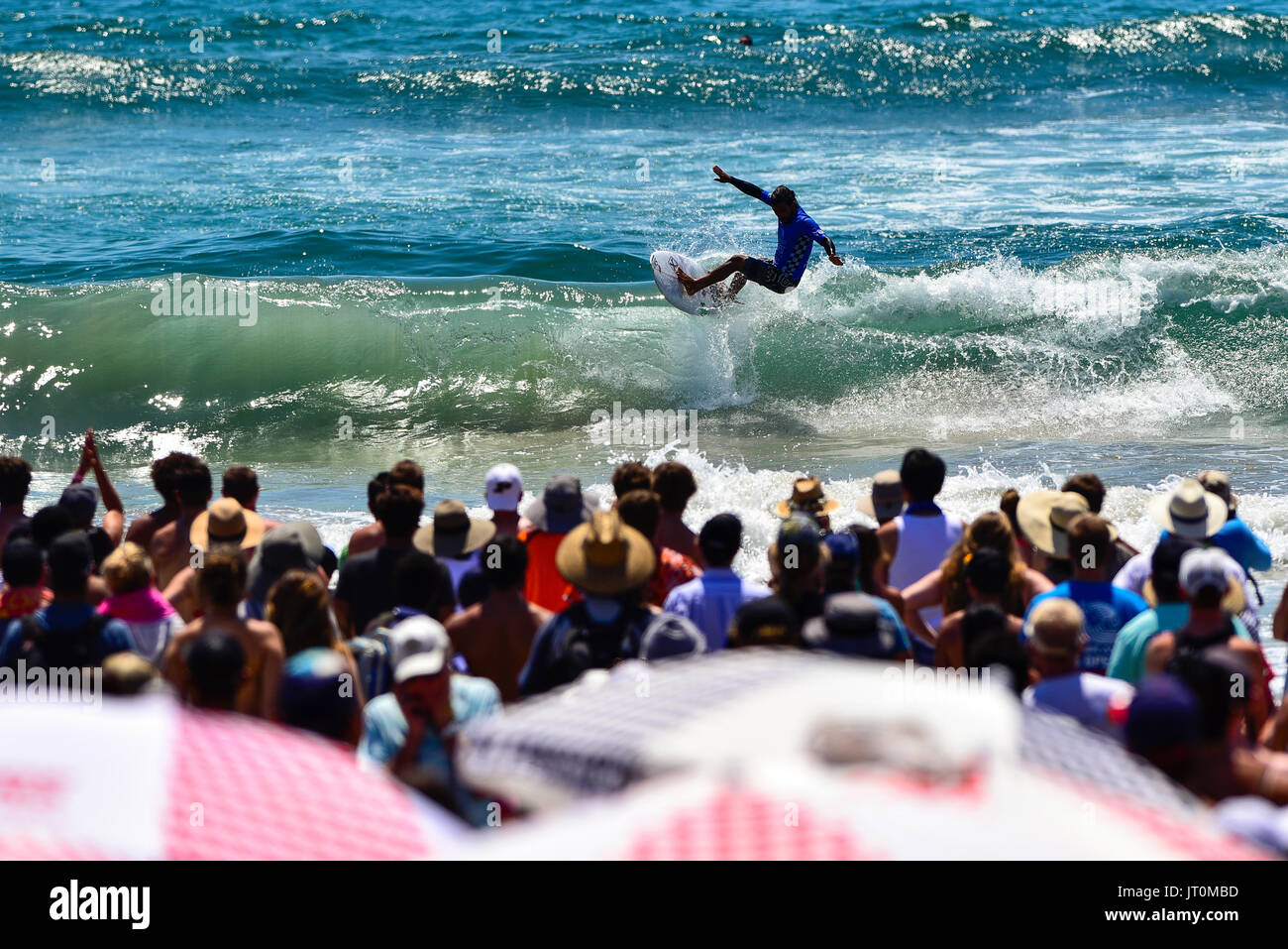 Huntington Beach, FL, USA. 6. August 2017. Tomas Hermes (BRA) konkurriert in das Finale vor Hunderten von Tausenden von Fans an den 2017 VASN uns Open of Surfing in Huntington Beach, CA. Credit: Benjamin Ginsberg/Alamy Live News. Stockfoto