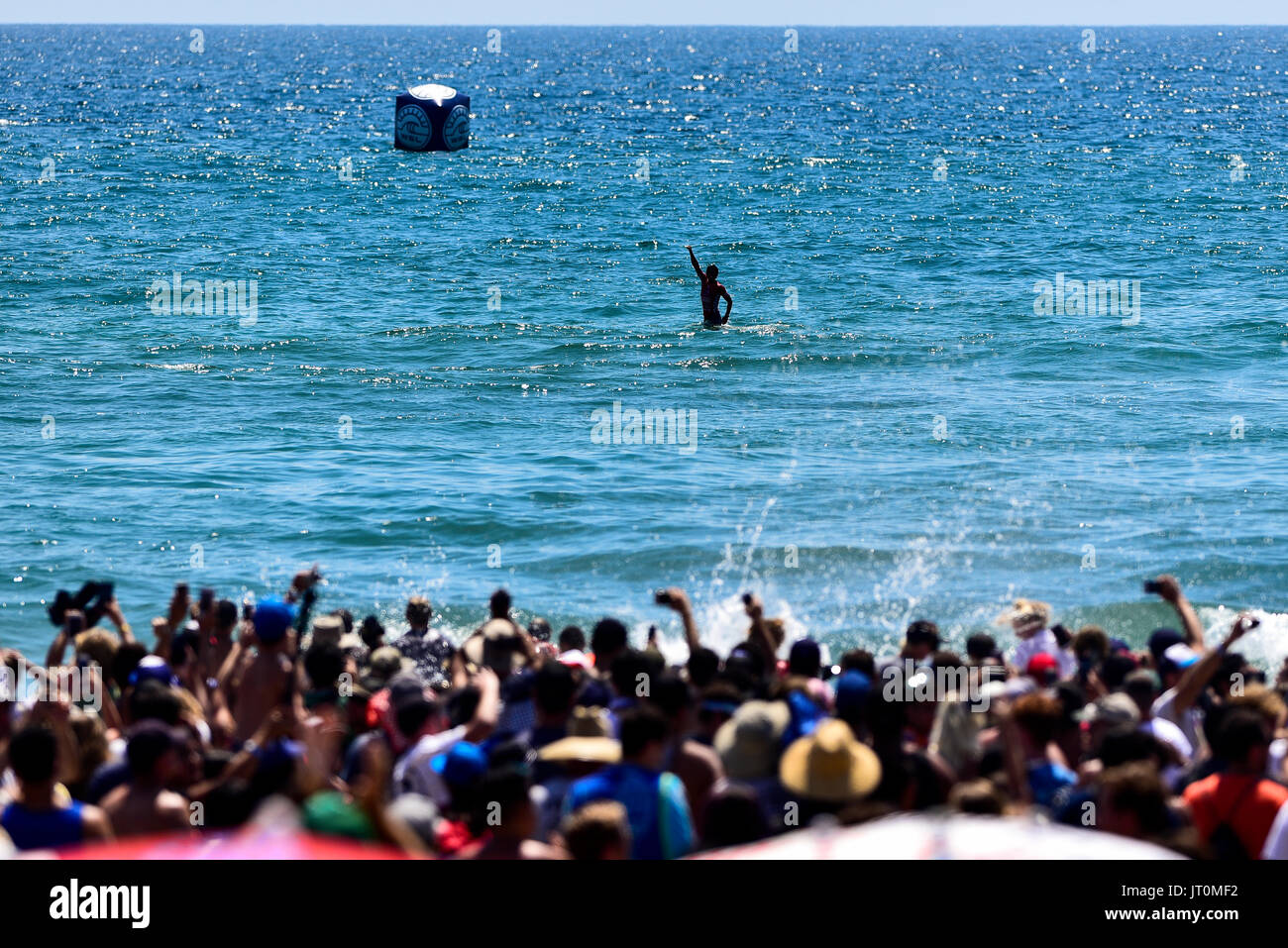 Huntington Beach, FL, USA. 6. August 2017. Kanoa Igarashi (USA) seinen Sieg vor Hunderten von Tausenden von Fans bei den 2017 VASNS uns Open of Surfing in Huntington Beach, CA. Credit behauptet: Benjamin Ginsberg/Alamy Live News. begrüßt das Publikum von Hunderttausenden von Fans während wie er den 2017 VASNS uns Open of Surfing in Huntington Beach, CA. Credit gewinnt: Benjamin Ginsberg/Alamy Live News. Stockfoto