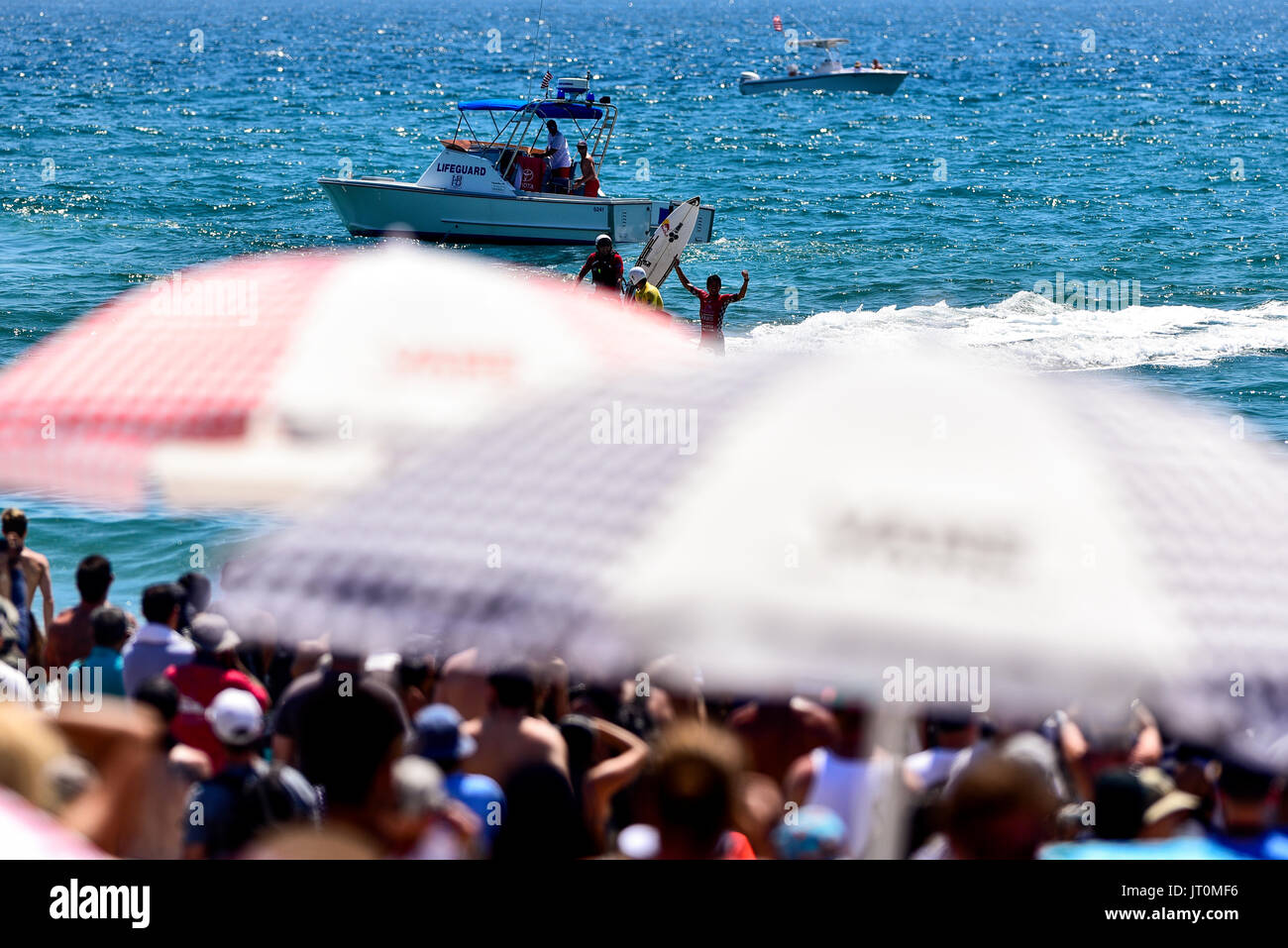 Huntington Beach, FL, USA. 6. August 2017. Lokalen Surfer Kanoa Igarashi (USA) feiert seinen Sieg vor Hunderten von Tausenden von Fans, wie er seinen Weg in Richtung Ufer am Ende der 2017 VASNS uns Open of Surfing in Huntington Beach, CA. Kredit bahnt: Benjamin Ginsberg/Alamy Live News. Stockfoto