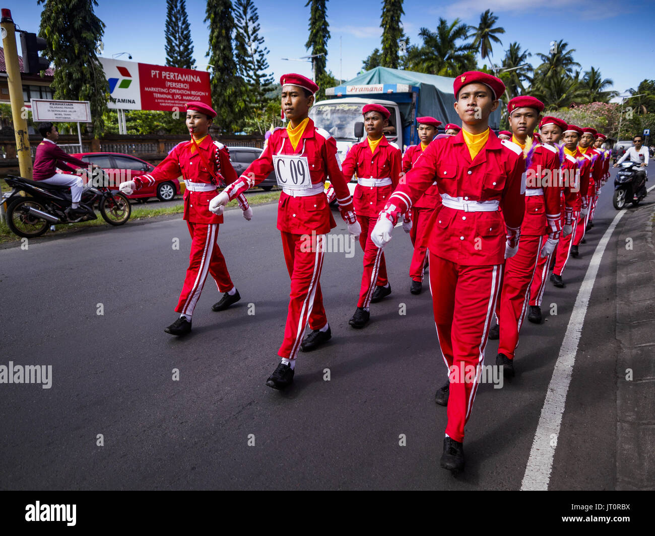 Manggis, Bali, Indonesien. 7. August 2017. Schüler aus Schulen in Ost-Bali teilnehmen an einem indonesischen Independence Day-Marsch in Manggis, ein Ozean-Side-Gemeinschaft in Ost-Bali. Indonesische Independence Day, Nationalfeiertag des Landes, wird am 17. August gefeiert. An diesem Tag im Jahr 1945 wurde Sukarno Indonesien Proklamation der Unabhängigkeit von den Niederlanden unterzeichnet. Es war der Beginn eines vierjährigen Krieges für Unabhängigkeit. Die Holländer nicht offiziell Unabhängigkeit von Indonesien bis Dezember 1949 gewähren. Der Tag wird mit Paraden und begeisterte Displays von Patriotismus t gefeiert. Stockfoto