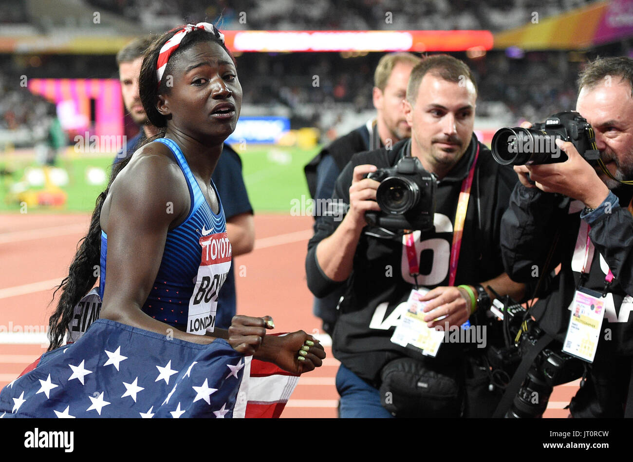 London, UK. 6. August 2017. Tori Bowie der USA feiert nach ihrem Sieg in der Frauen 100 m Finale bei den IAAF Weltmeisterschaften in der Leichtathletik im Olympiastadion in London, UK, 6. August 2017. Foto: Rainer Jensen/Dpa/Alamy Live-Nachrichten Stockfoto