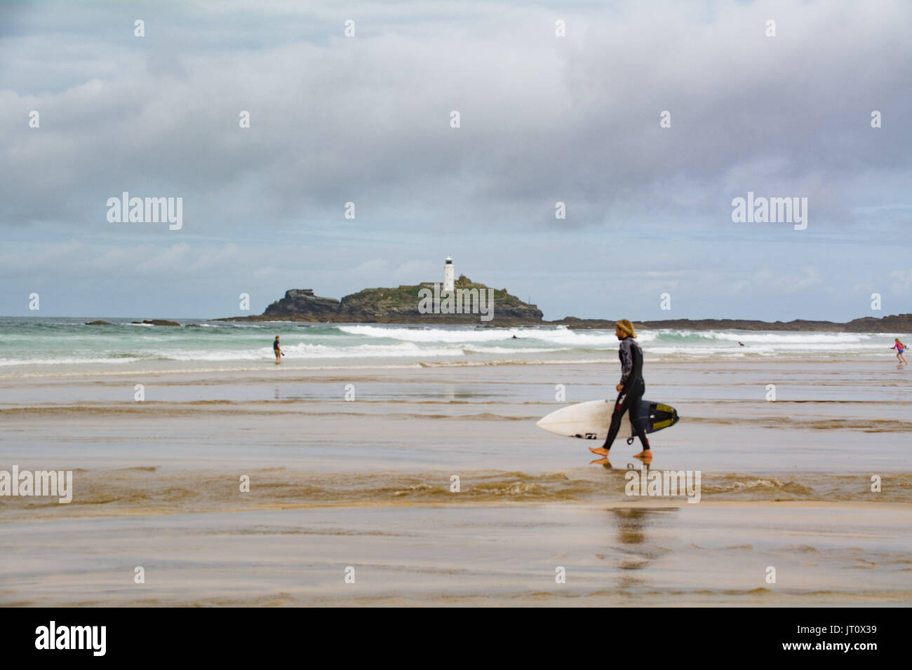 Godrevy, Cornwall, UK. 7. August 2017. Großbritannien Wetter. Heute ist nationaler Leuchtturm Tag, hier ist der Leuchtturm bei Godrevy. Der Strand von Gwithian, beliebte Strand für Surfer war heute, trotz der bewölkten Bedingungen beschäftigt. Der Leuchtturm wurde zwischen 1858-1859 errichtet Kennzeichnung Steinen Riffs, die eine Gefahr für die Schifffahrt für viele Jahre gewesen ist. Bildnachweis: Simon Maycock/Alamy Live-Nachrichten Stockfoto