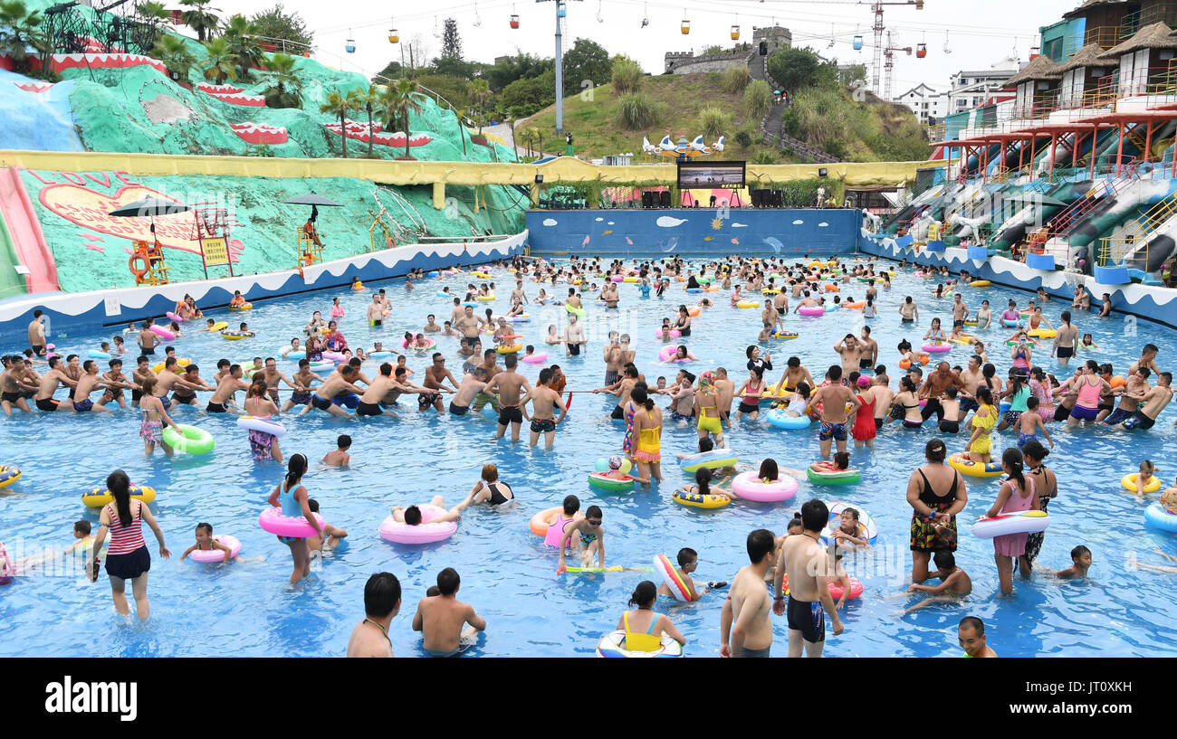 Chongqing, China. 7. August 2017. Touristen spielen Tauziehen im Wasser in Yangrenjie Wasser Park in Chonqging, Südwest-China, 7. August 2017. Eine orange Ebene Hochtemperatur-Warnung wurde von der örtlichen Meteorologischen Observatorium am Montag ausgestellt. China hat eine vierstufige farbcodierte Wetter-Warnsystem mit rot die schwerste, gefolgt von Orange, gelb und blau. Bildnachweis: Wang Quanchao/Xinhua/Alamy Live-Nachrichten Stockfoto