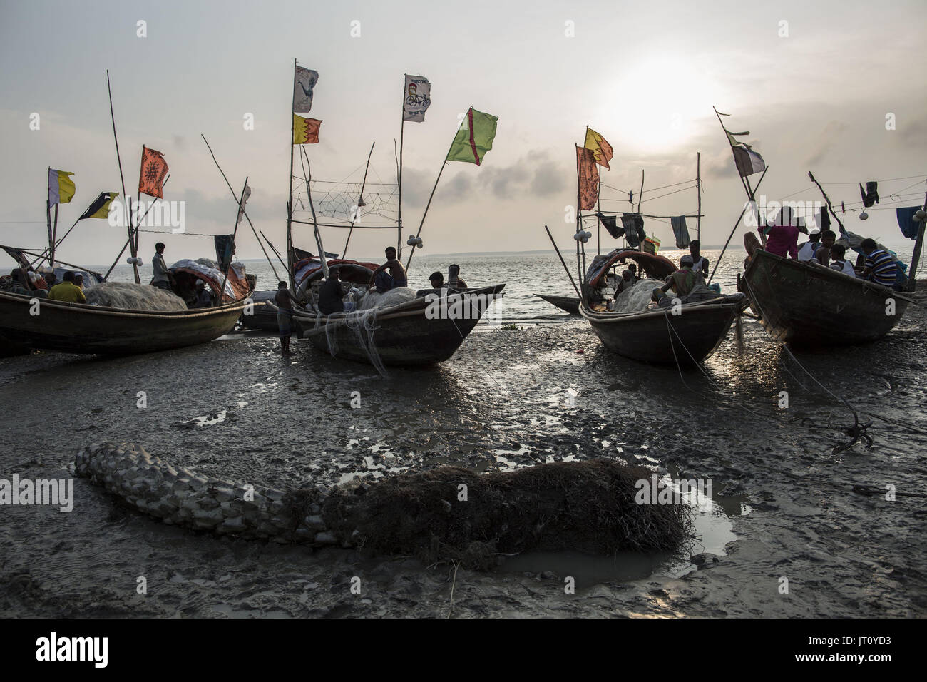 Bhola, Barisal, Bangladesch. 2. August 2017. Fischer warten vor dem Schlafengehen auf 2. August 2017 Bhola, Bangladesch, Angeln am Ufer des Flusses Meghna. Bhola Bezirk befindet sich im Süden von Bangladesch, ein Land als eine der weltweit am meisten gefährdeten Länder an den Klimawandel eingestuft ist. Der südliche Teil von Bangladesh ist bekanntermaßen besonders anfällig. Der Distrikt Bhola ist keine Ausnahme. Wo Süßwasser aus den Flüssen trifft Salzwasser aus dem Golf von Bengalen gelegene ist Stadtteil sowohl auf die Aktivität von zwei Flüssen, als auch auf Gezeiten-Veränderungen und cy ausgesetzt Stockfoto