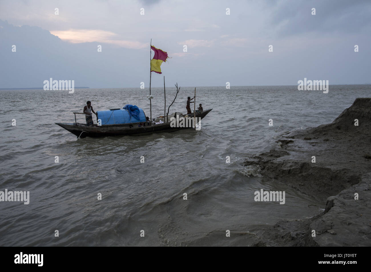 Bhola, Barisal, Bangladesch. 1. August 2017. Ein Fischer und seine Familie Leben auf einem Boot, da sie kein Land durch Flusserosion in Bhola, Bangladesch, am 1. August 2017 haben. Bhola Bezirk befindet sich im Süden von Bangladesch, ein Land als eine der weltweit am meisten gefährdeten Länder an den Klimawandel eingestuft ist. Der südliche Teil von Bangladesh ist bekanntermaßen besonders anfällig. Der Distrikt Bhola ist keine Ausnahme. Wo Süßwasser aus den Flüssen trifft Salzwasser aus dem Golf von Bengalen gelegene ist Stadtteil sowohl die Aktivität von zwei Flüssen, als auch Gezeiten ausgesetzt Stockfoto