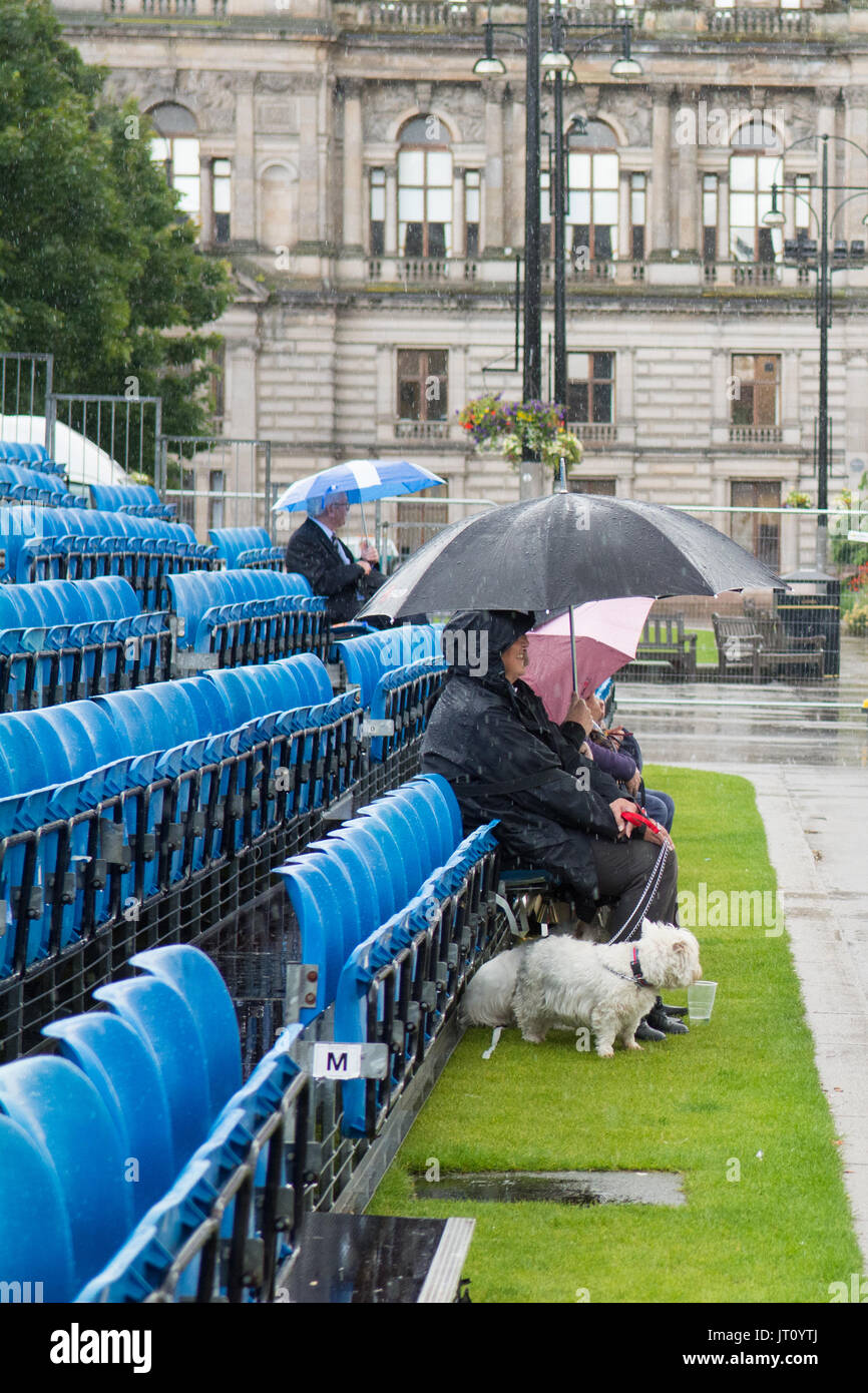 George Square, Glasgow, Schottland, Großbritannien. 7 Aug, 2017 Rohrleitungen Live! - Der Glasgow International Piping Festival begann heute auf einen Tag von sehr schweren Duschen. Pipe Bands aus der ganzen Welt werden und konkurrieren auf dem einwöchigen Bag pipe Festival vor der World Pipe Band Championships auch in Glasgow statt am 11. und 12. August Credit: Kay Roxby/Alamy leben Nachrichten Stockfoto