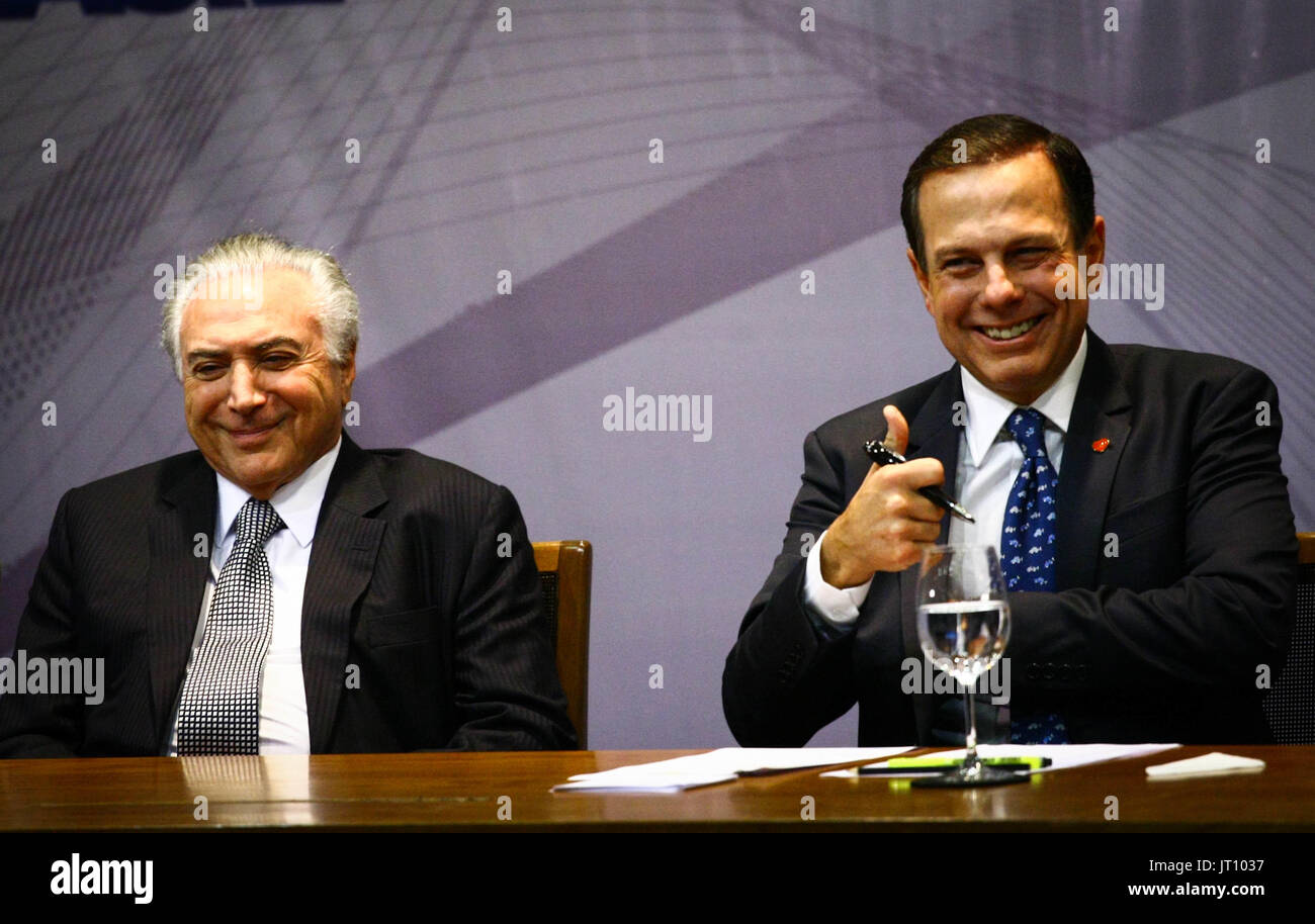 SÃO PAULO, SP - 07.08.2017: MICHEL TEMER ASSINA ACORDO COM D'RIA - der Präsident der Republik, Michel Temer und der Bürgermeister von São Paulo, João Doria, unterzeichnet am heutigen Montag (7), ein Abkommen, das Teil des Bereichs Flughafen Campo de Marte, in Nord-Zone von São Paulo, für den Bau eines städtischen Parks, überträgt die in der Stadt die drittgrößte sein sollte , und eine Luft-und Raumfahrt-Museum. (Foto: Aloisio Mauricio/Fotoarena) Stockfoto