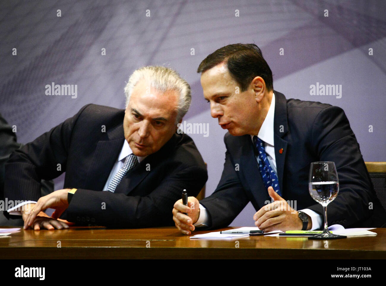 SÃO PAULO, SP - 07.08.2017: MICHEL TEMER ASSINA ACORDO COM D'RIA - der Präsident der Republik, Michel Temer und der Bürgermeister von São Paulo, João Doria, unterzeichnet am heutigen Montag (7), ein Abkommen, das Teil des Bereichs Flughafen Campo de Marte, in Nord-Zone von São Paulo, für den Bau eines städtischen Parks, überträgt die in der Stadt die drittgrößte sein sollte , und eine Luft-und Raumfahrt-Museum. (Foto: Aloisio Mauricio/Fotoarena) Stockfoto