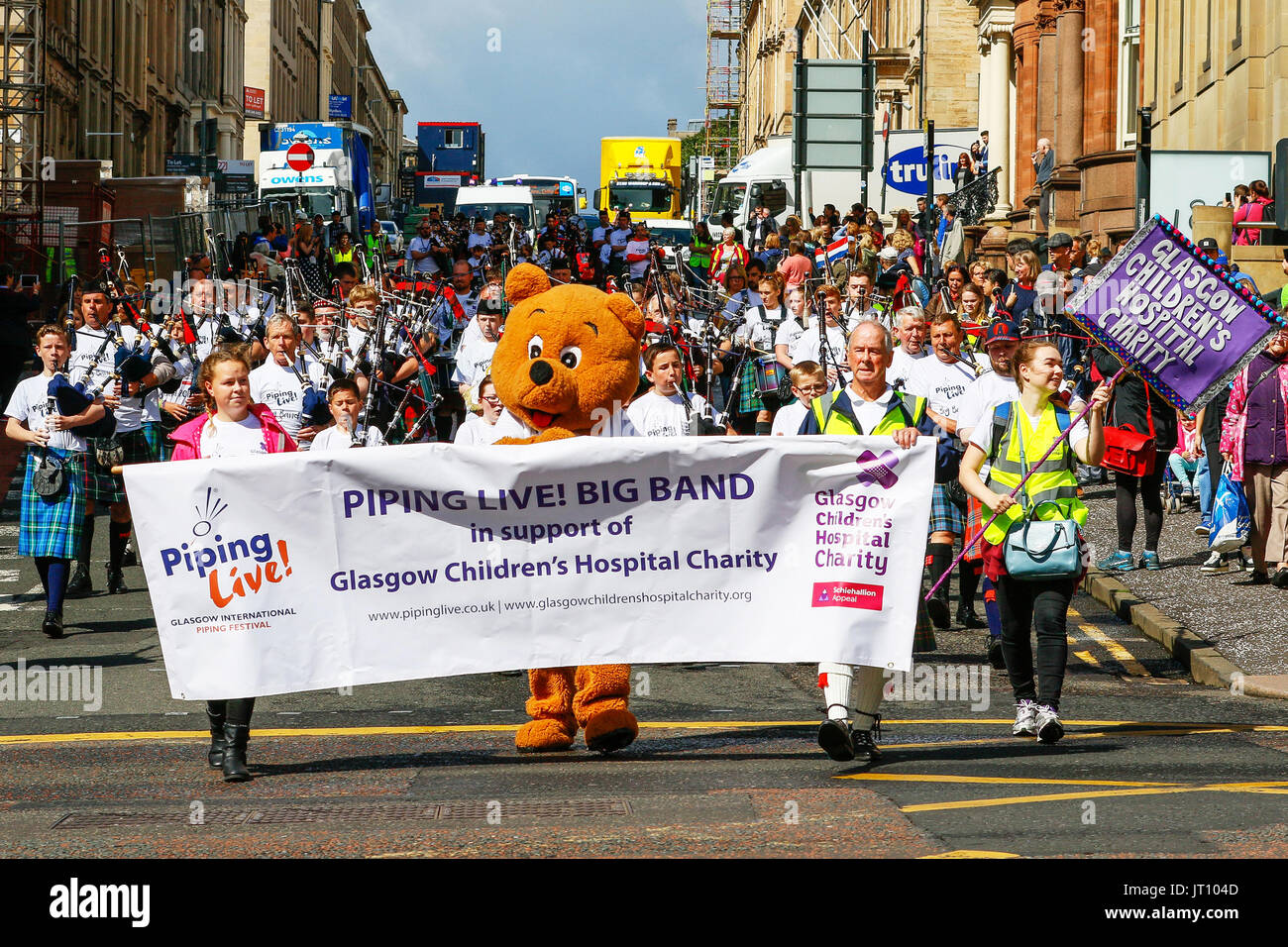 Glasgow, Schottland. 7. August 2017. "Piping Live", Glasgows 14. internationalen Piping Festival, gedacht, um den größten und renommiertesten Piiping-Wettbewerb der Welt, begann mit einem Marsch durch die Innenstadt von Vertretern vieler Bands beteiligten Mittel für Glasgow Kinderhilfswerk Krankenhaus zu sammeln. "Piping Live" wird voraussichtlich um mehr als 150 Veranstaltungen sehen Sie über 7 Tage mehr als 40.000 Zuschauer anziehen, und die erste Band, in George Square durchzuführen war die Schotten Schule von Albury aus Australien. Bildnachweis: Findlay/Alamy Live-Nachrichten Stockfoto