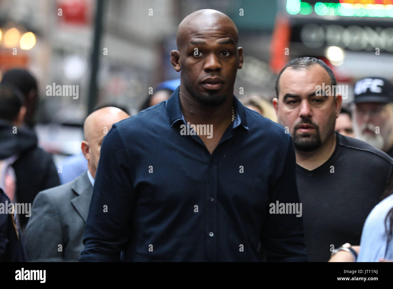 New York, USA. 7. August 2017. Jonathan Dwight Jones, besser bekannt als Jon Jones 'Knochen', ist ein US-amerikanischer mixed-Martial-Arts-Kämpfer, UFC Schwergewichts-Champion gilt in der Region von Times Square in New York am Montag Donnerstag, 07. (Foto: William Volcov/Brasilien Photo Press) Stockfoto
