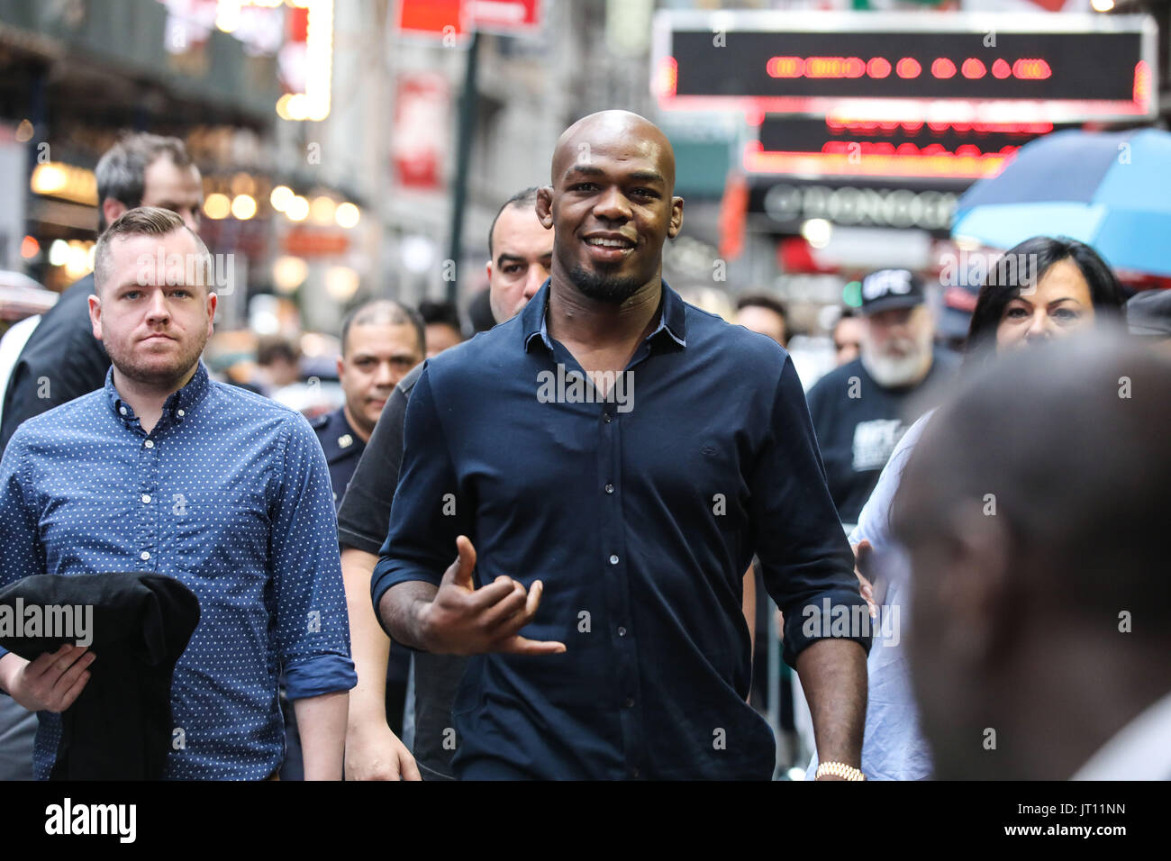 New York, USA. 7. August 2017. Jonathan Dwight Jones, besser bekannt als Jon Jones 'Knochen', ist ein US-amerikanischer mixed-Martial-Arts-Kämpfer, UFC Schwergewichts-Champion gilt in der Region von Times Square in New York am Montag Donnerstag, 07. (Foto: William Volcov/Brasilien Photo Press) Stockfoto