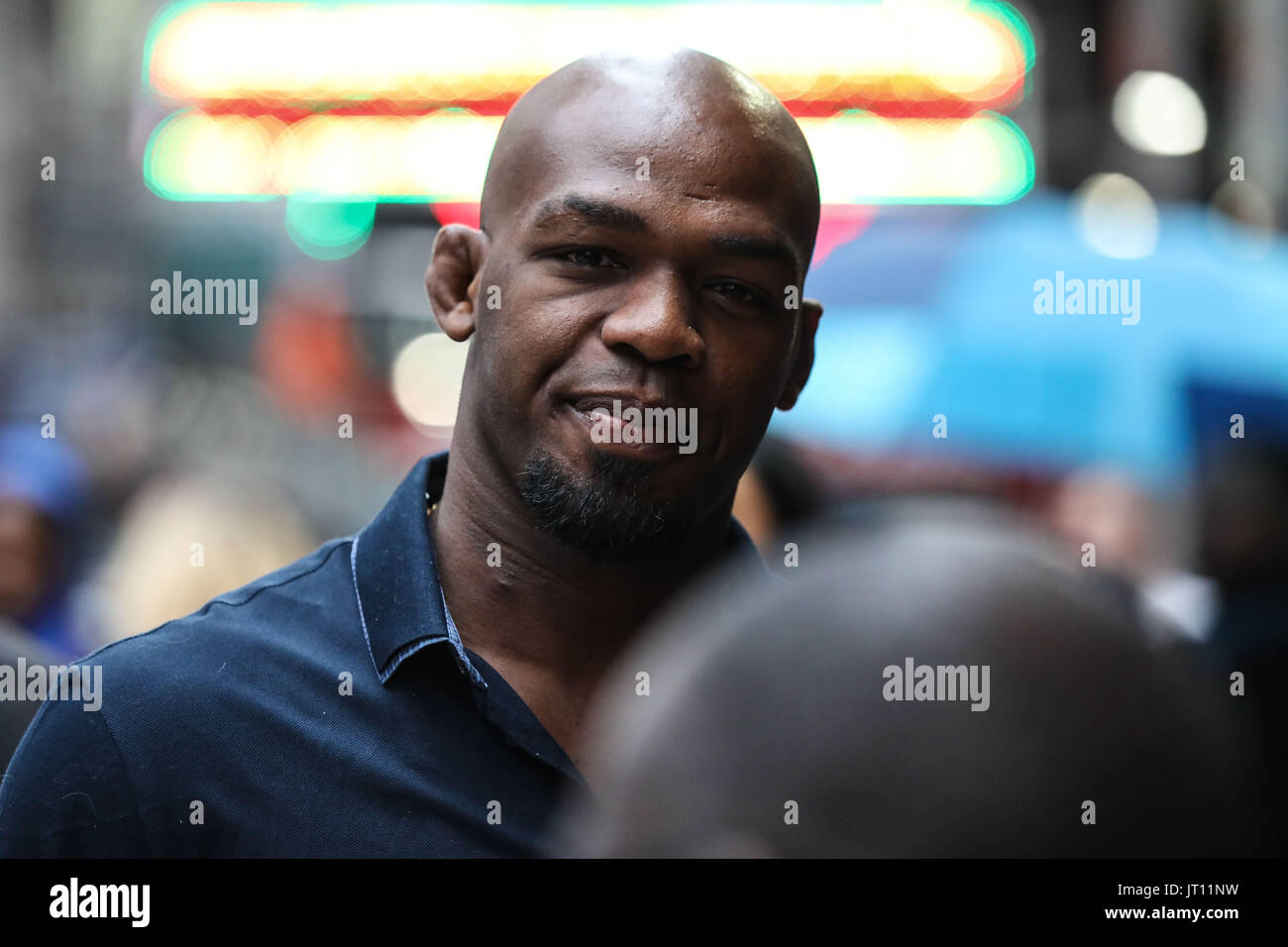 New York, USA. 7. August 2017. Jonathan Dwight Jones, besser bekannt als Jon Jones 'Knochen', ist ein US-amerikanischer mixed-Martial-Arts-Kämpfer, UFC Schwergewichts-Champion gilt in der Region von Times Square in New York am Montag Donnerstag, 07. (Foto: William Volcov/Brasilien Photo Press) Stockfoto