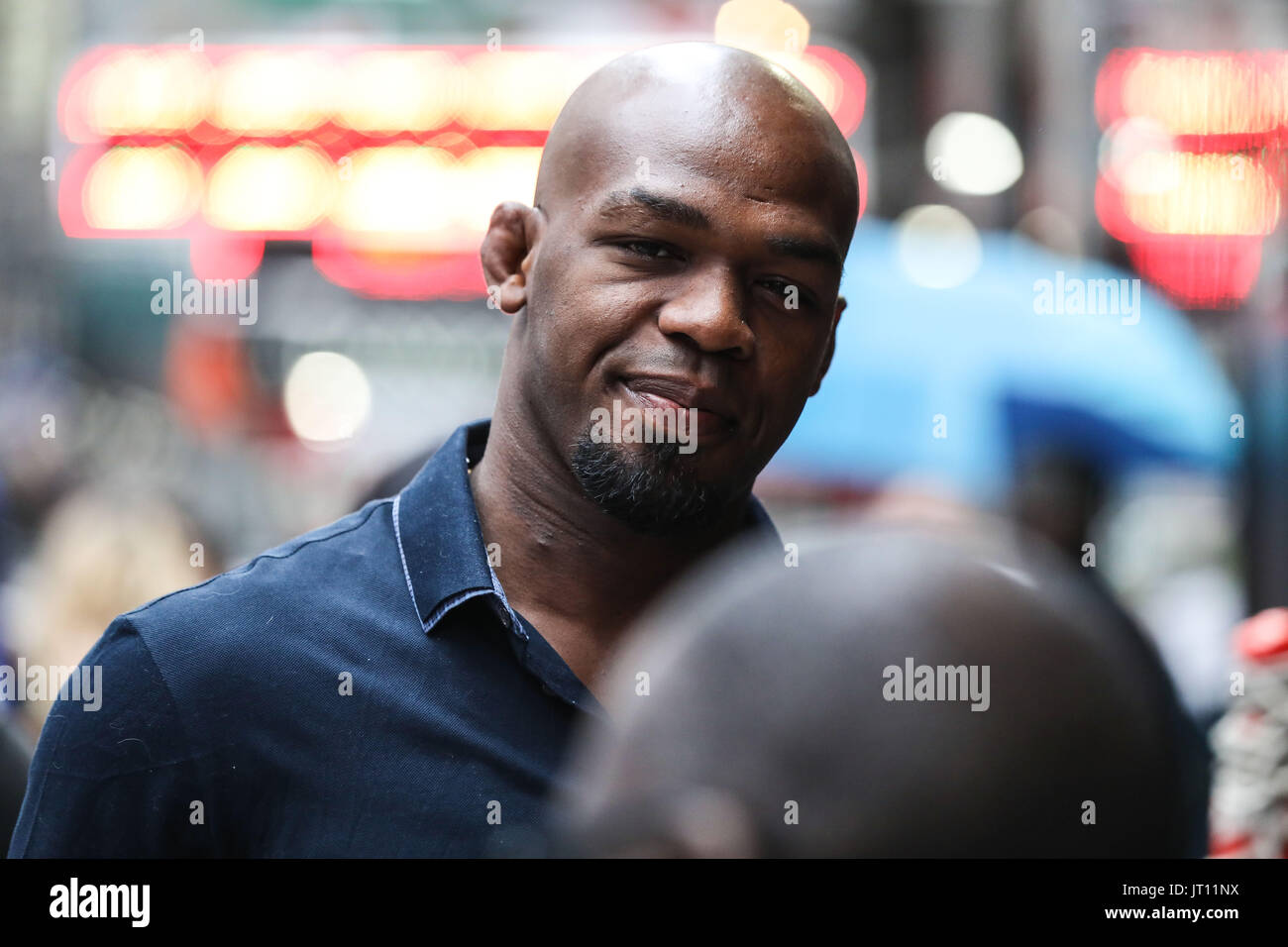 New York, USA. 7. August 2017. Jonathan Dwight Jones, besser bekannt als Jon Jones 'Knochen', ist ein US-amerikanischer mixed-Martial-Arts-Kämpfer, UFC Schwergewichts-Champion gilt in der Region von Times Square in New York am Montag Donnerstag, 07. (Foto: William Volcov/Brasilien Photo Press) Stockfoto