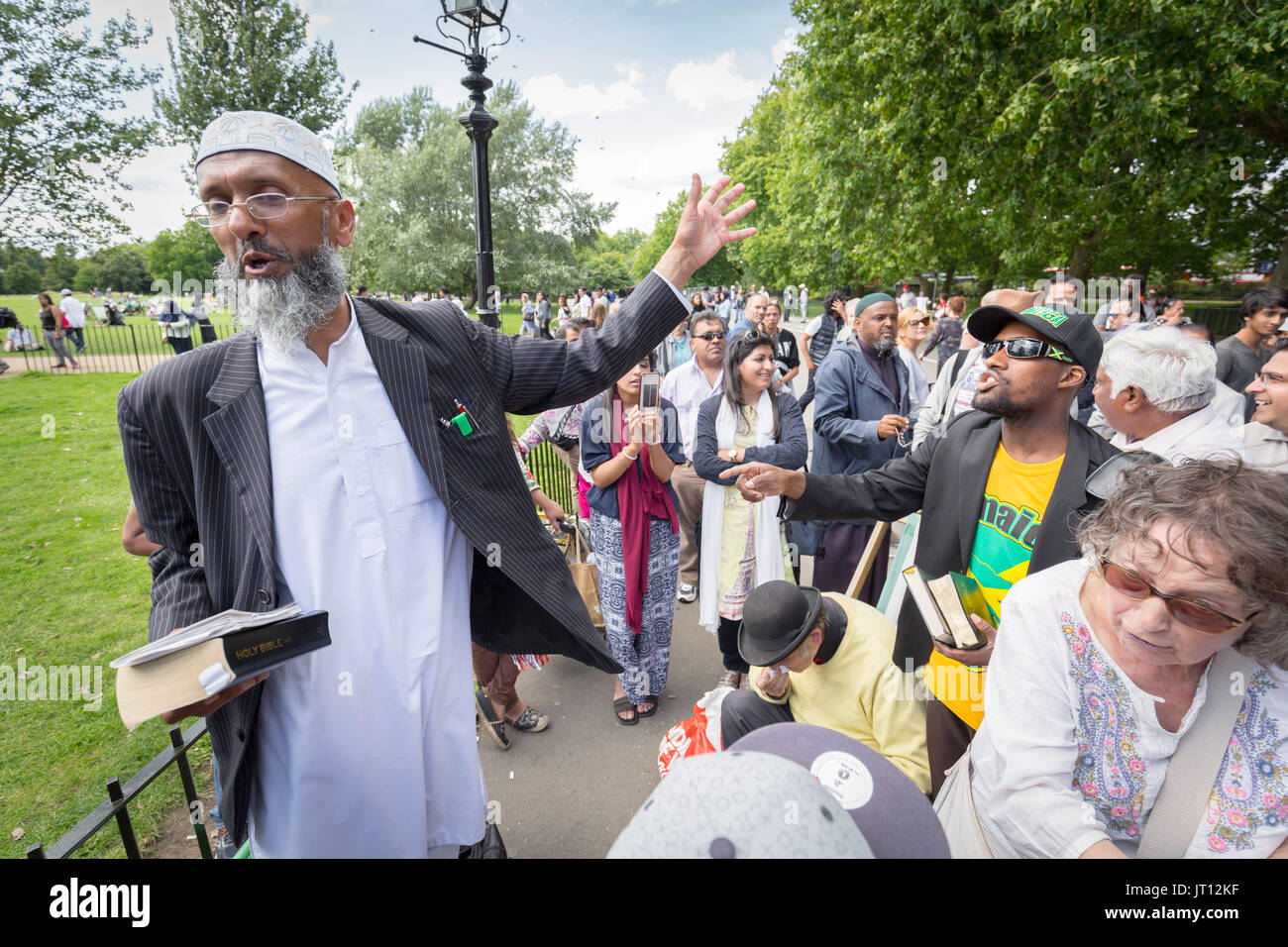 London, UK. 6. August 2017. Predigt und Debatten bei Speakers' Corner, der öffentlich zu sprechen Bereich Nord-Ost-Ecke des Hyde Park Credit: Guy Corbishley/Alamy Live News Stockfoto