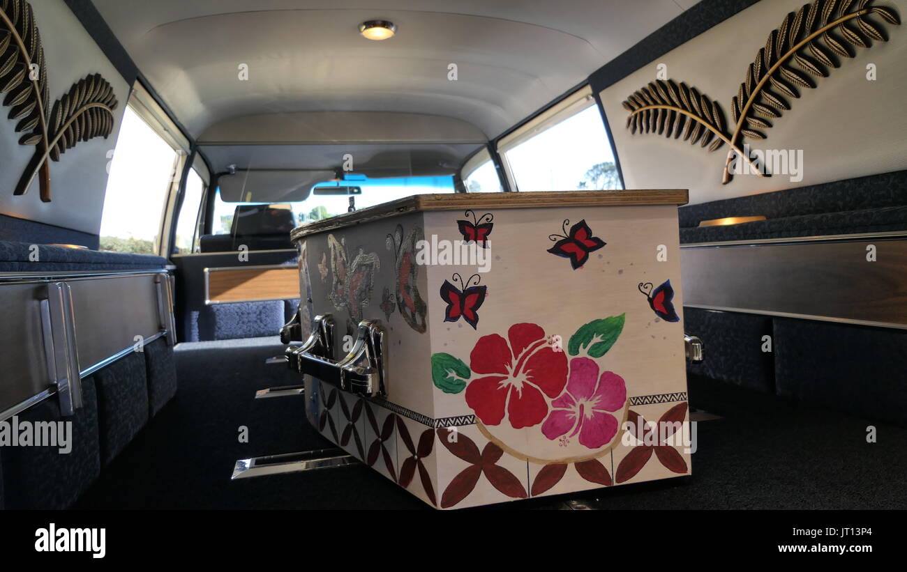 Trauerfeier mit Sarg, Sarg und leichenwagen an der Kapelle Stockfoto