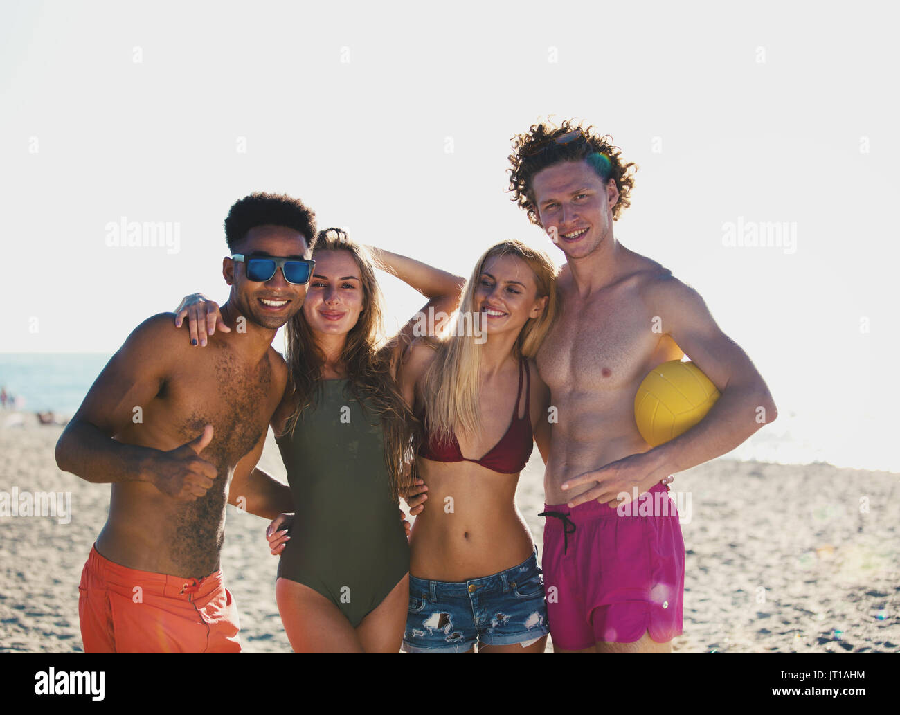 Gruppe von Freunden zu Beach-Volleyball am Strand spielen Stockfoto