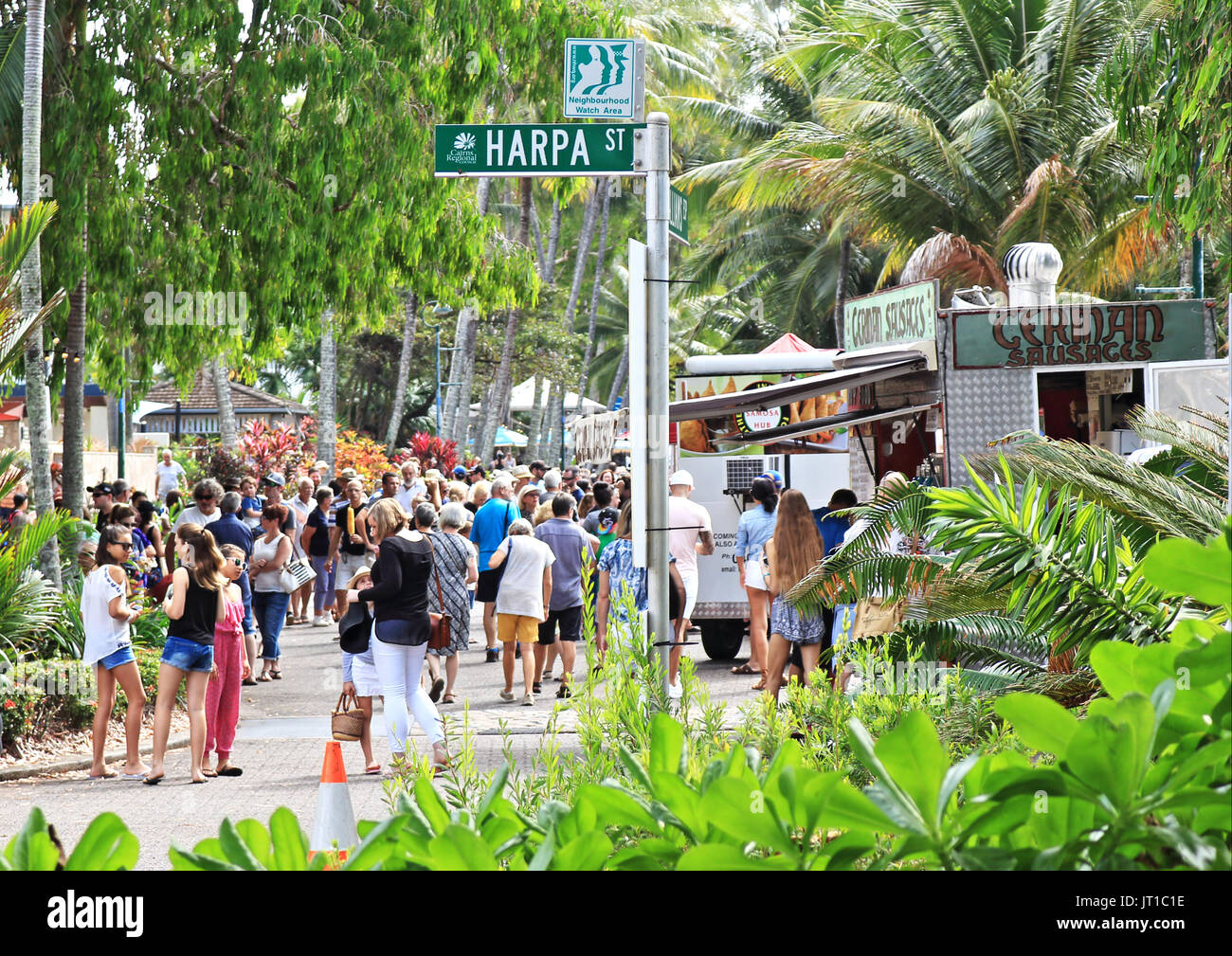 Das Wochenende Street Market wird einmal im Monat, am 1. Sonntag, auf der Esplanade entlang dem Strand von Palm Cove Cairns, Queensland, Australien Stockfoto