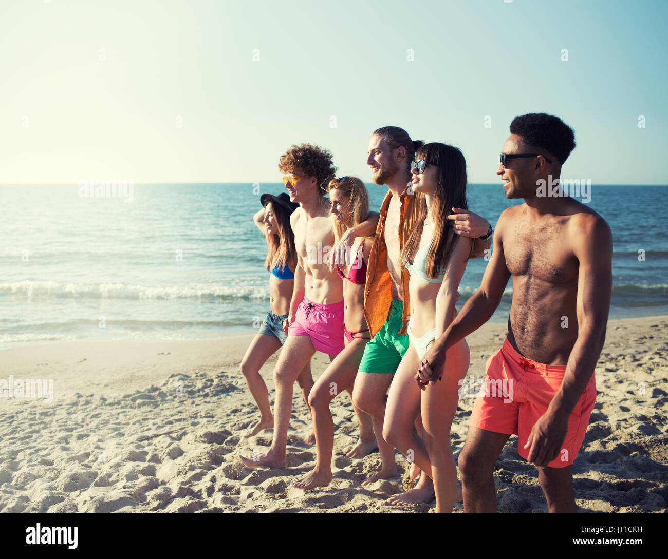 Gruppe der happy Friends, die Spaß am Strand Stockfoto