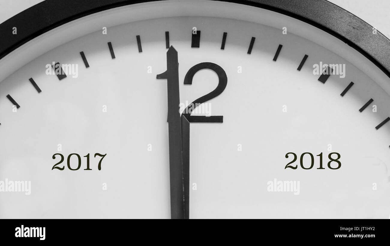 Nahaufnahme auf das schwarze Zeiger von einem weißen Hintergrund Umlauf Kennzeichnung eine Minute vor Mitternacht, markiert das Ende des Jahres 2017 und Anfang 2018. Stockfoto