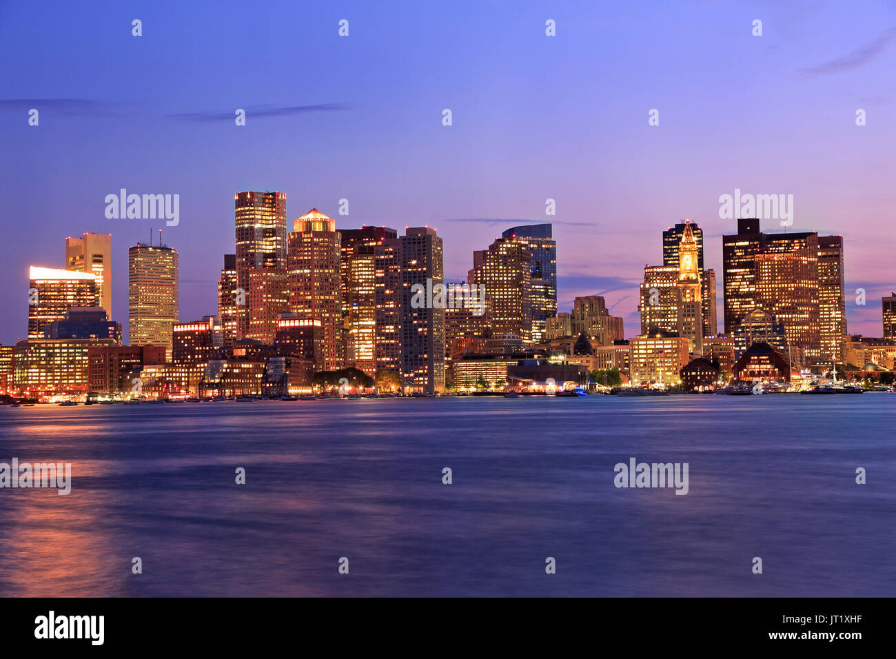 Boston Skyline bei Nacht beleuchtet Stockfoto