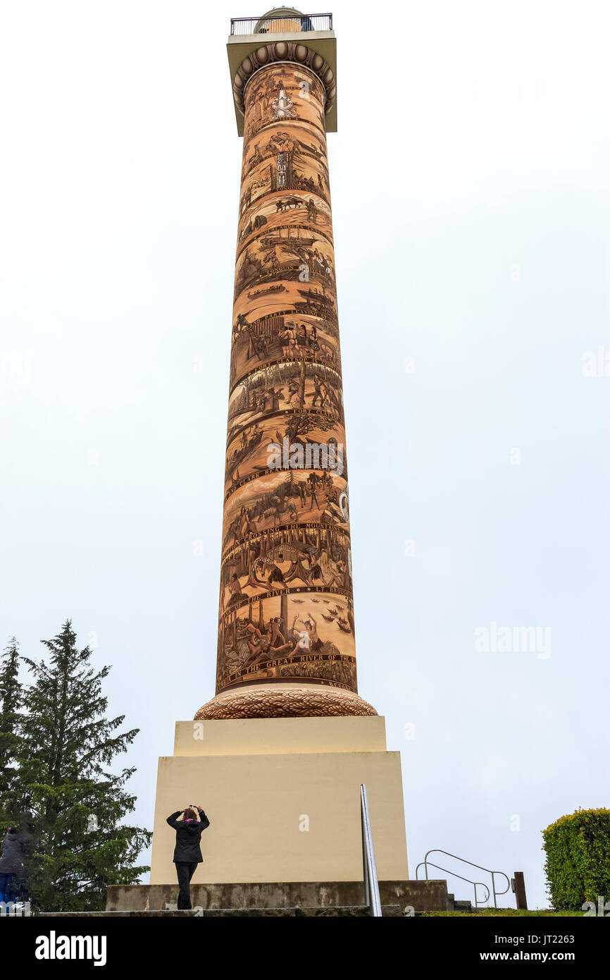 Das Astoria Spalte ist ein Turm mit Blick auf die Mündung des Columbia River auf Coxcomb Hill in Astoria, Oregon. Stockfoto
