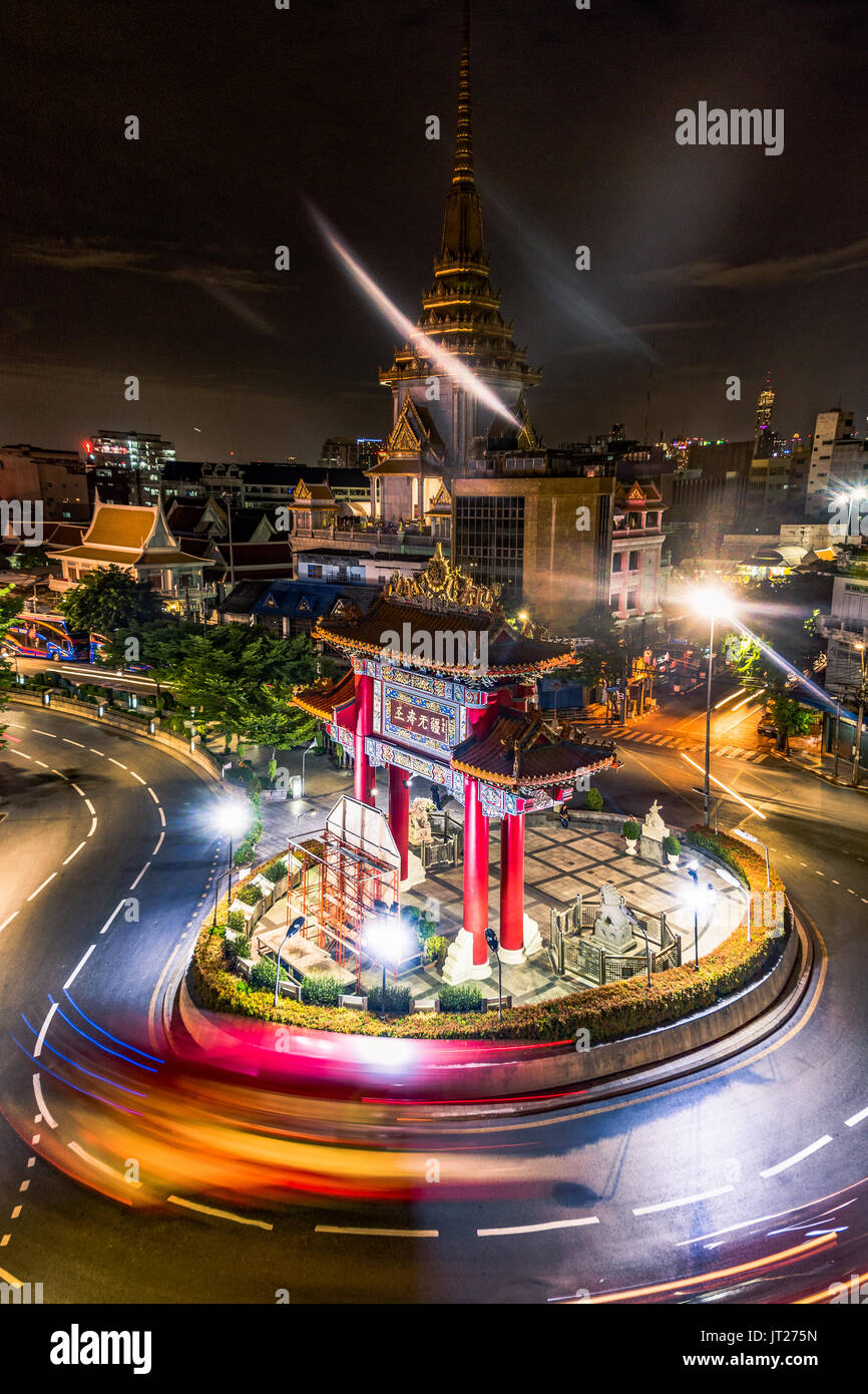 Chinatown Gate in Bangkok, in der Mitte des Odeon Kreisverkehr, markiert den feierlichen Eingang zu einem Ende von Chinatown. Vom Parkplatz genommen. Stockfoto