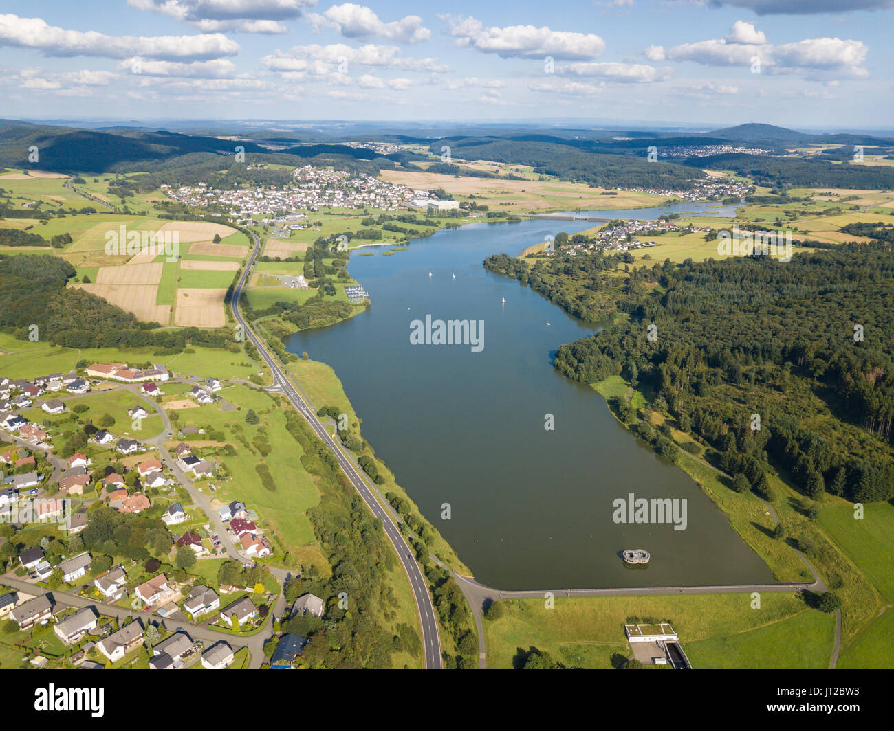 luftbild-von-der-aar-staudamm-und-der-stausee-der-aartalsee-in-hessen