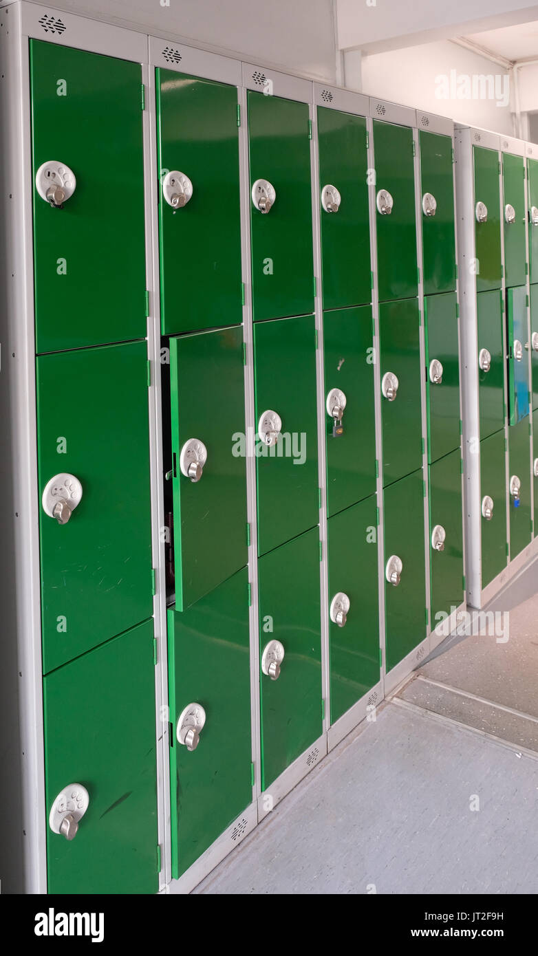 Oberschule grün Schließfächer, eine geöffnet ist Stockfoto
