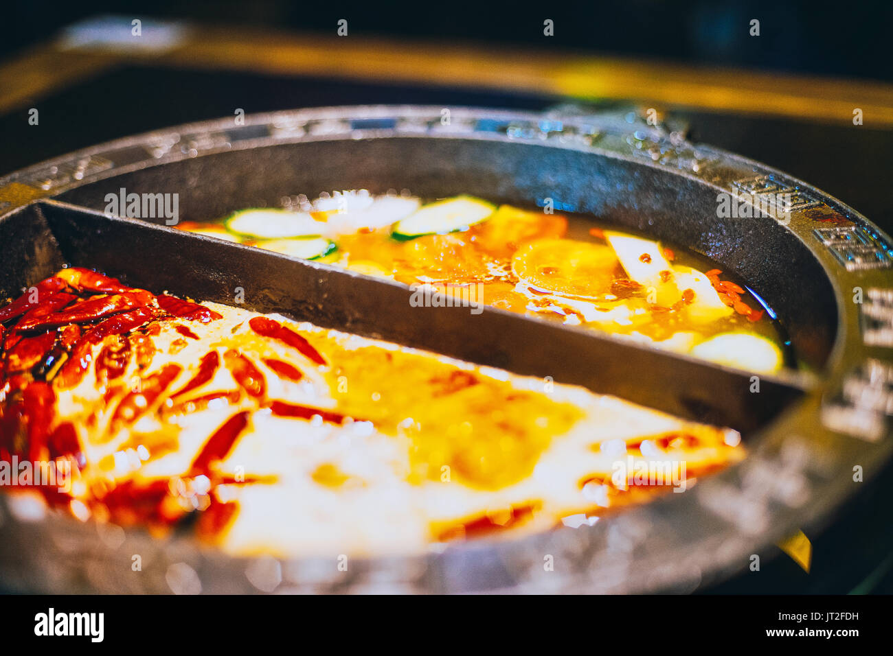 Chinesischen hotpot in zwei Suppe, scharf und würzig. Stockfoto