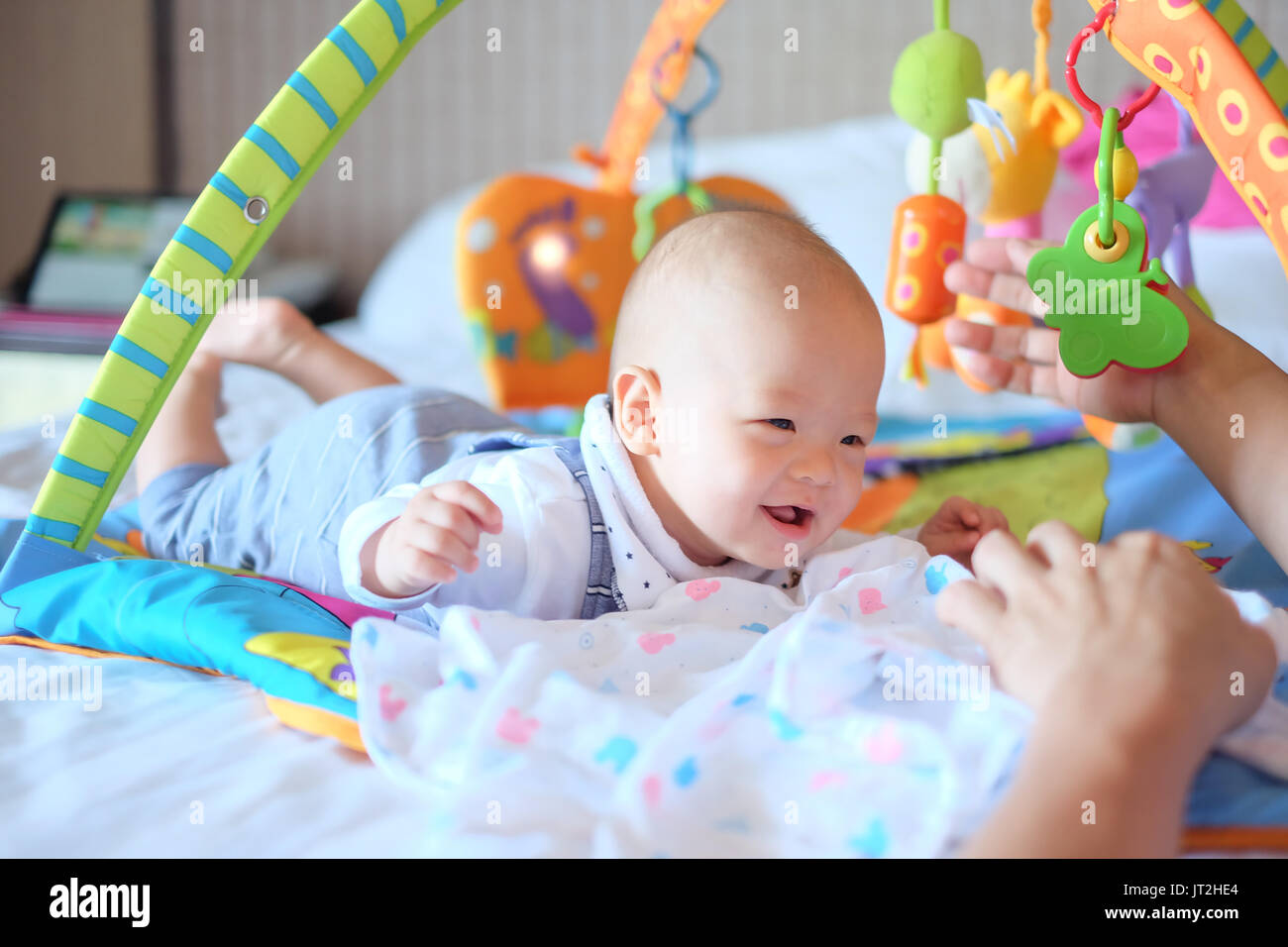 Süße kleine Asiatische 5 - 6 Monate alten Baby Junge Kind im Bauch Zeit auf dem Spielplatz spielen mit seinem Papa auf Bett im Schlafzimmer zu Hause - selektive Fokus Stockfoto