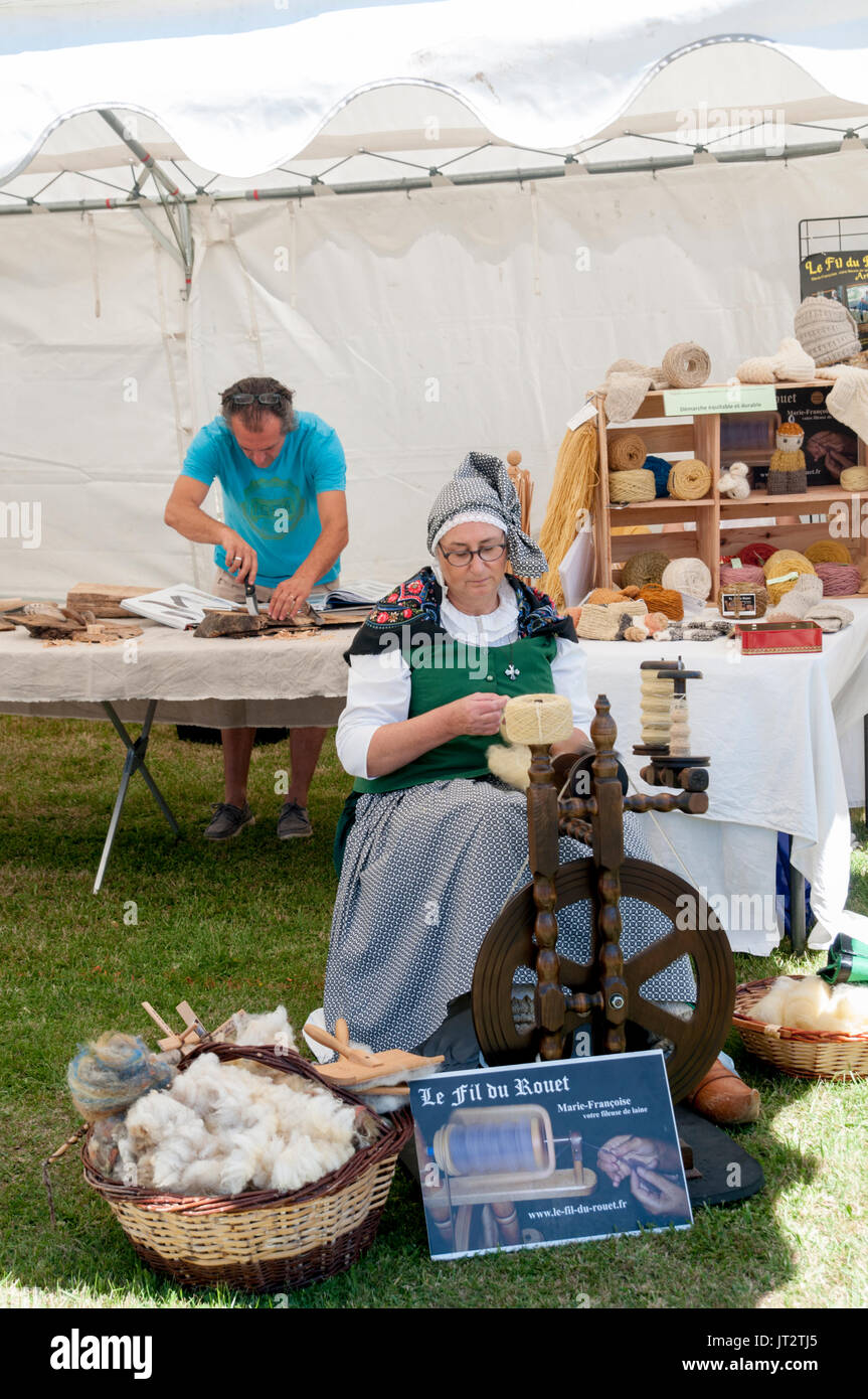 Frau spinnt Wolle auf dem Sonntagsmarkt in Arreau, Hautes-Pyrénées, Frankreich. Stockfoto