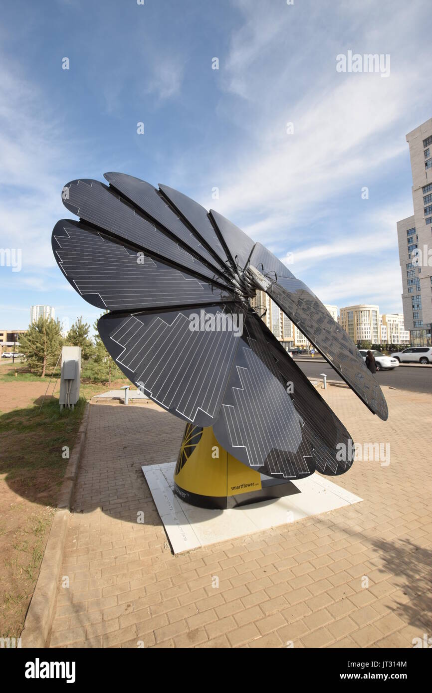 Solar Panel in Form einer Blume auf der Straße von Astana, im Sommer 2017 Stockfoto