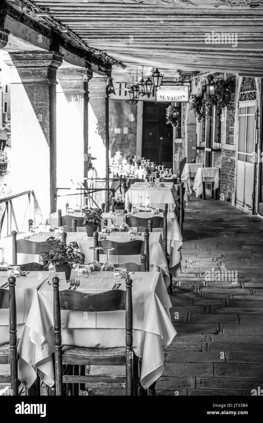 Kleine romantische Restaurant am Canal Grande in Venedig - Venedig, Italien, 29. Juni 2016 entfernt Stockfoto