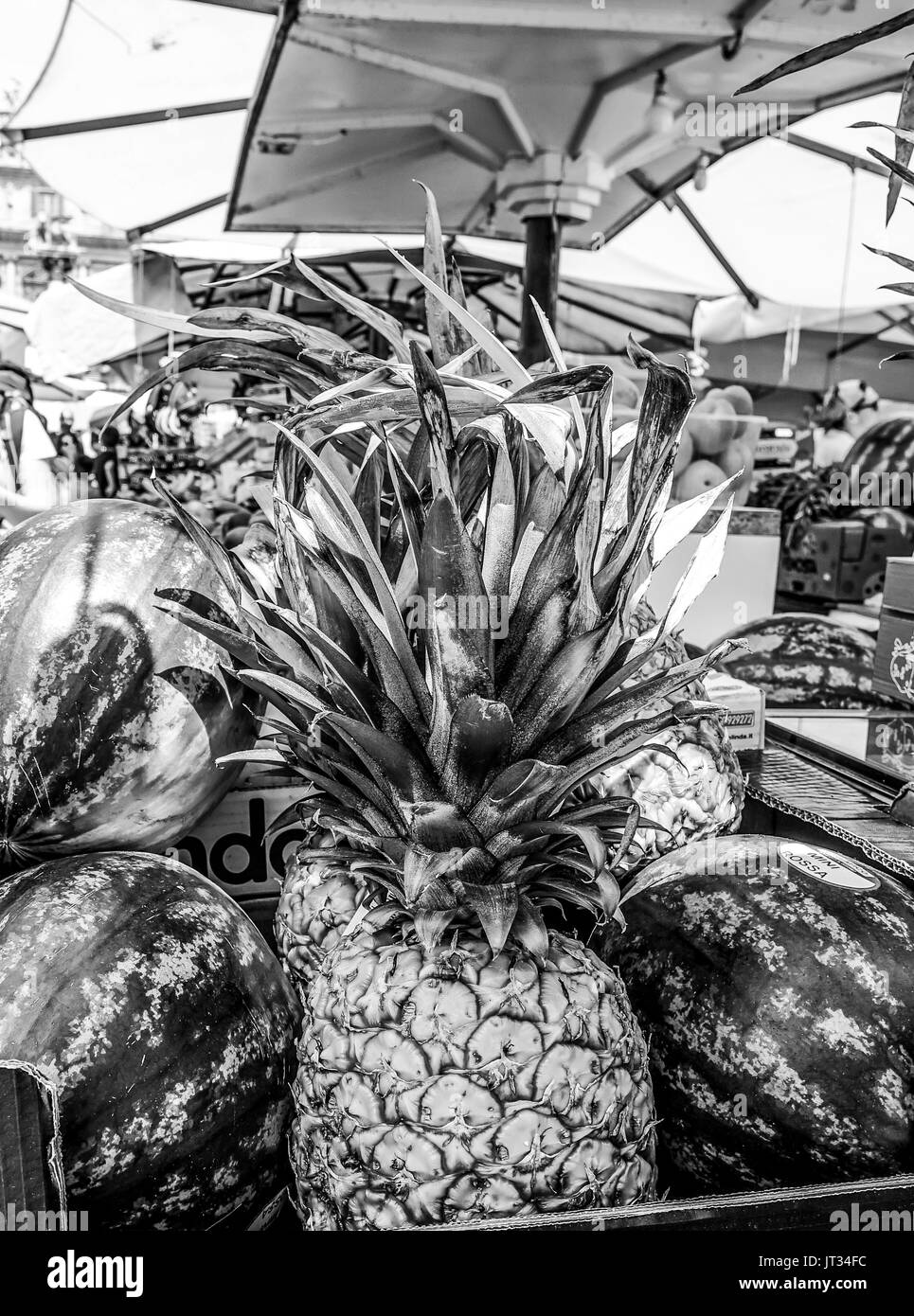 Melone und Ananas Früchte auf einem Straßenmarkt - Verona, Italien - 30. Juni 2016 Stockfoto